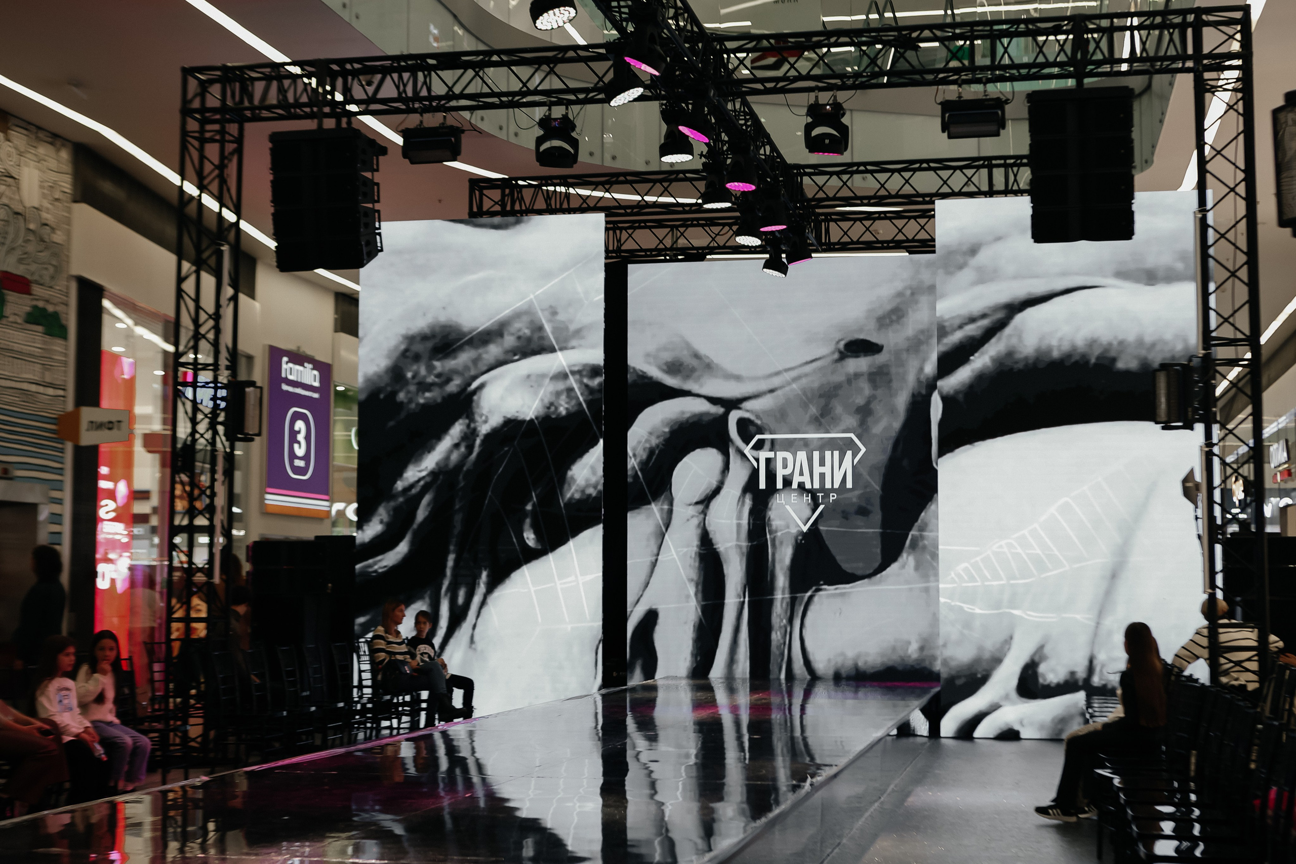 Санкт-Петербург " На яркой стороне» Охта Молл 2024. Свадебный фотограф FOTOKEYT