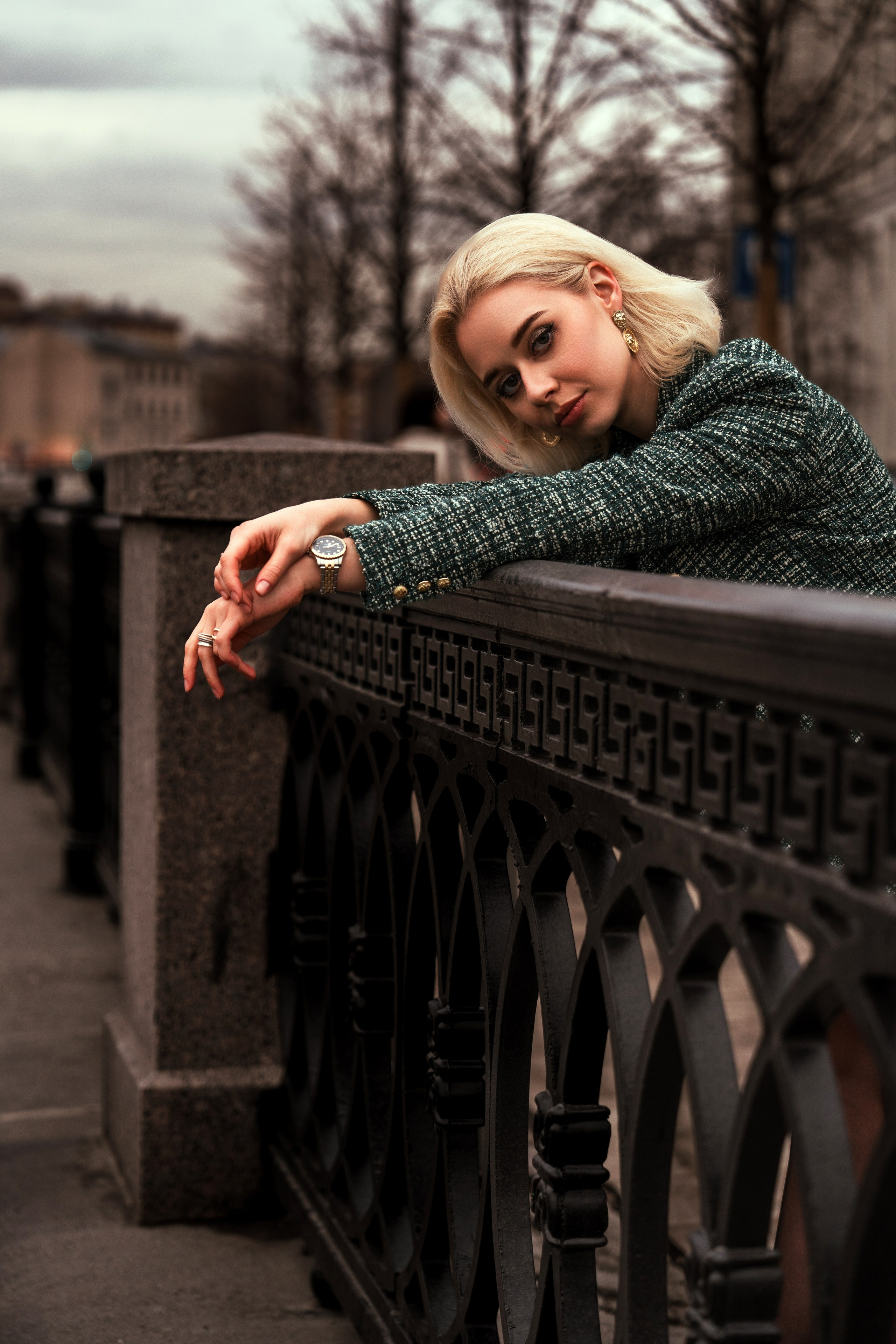 девушка в центре Москвы фотографируется на набережной в деловом костюме