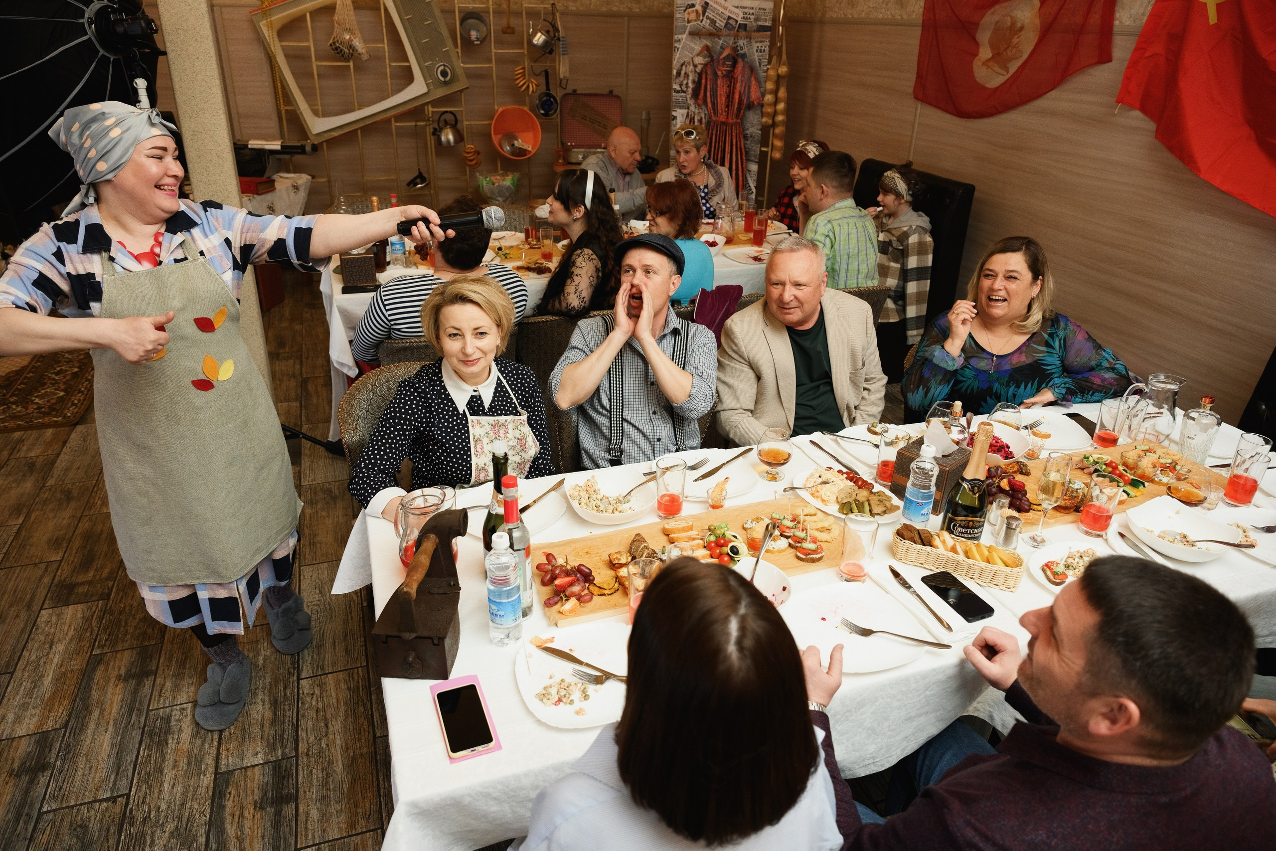 Фотосъемка дня рождения в кафе в Петропавловске-Камчатском, Яркая праздничная фотосессия в кафе в Петропавловске-Камчатском, Необычная фотосъемка дня рождения в стильном кафе в Петропавловске-Камчатском, Эмоциональные и живые кадры с праздника в Петропавловске-Камчатском, Стоимость фотосъемки дня рождения в кафе в Петропавловске-Камчатском.