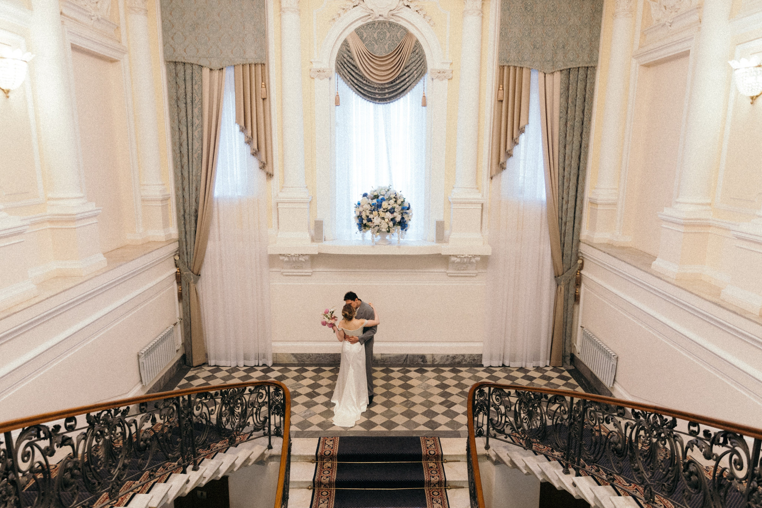 Свадьба в Питере. HELD BY LOVE. Фотограф в Астрахани Радмир Баймухамедов