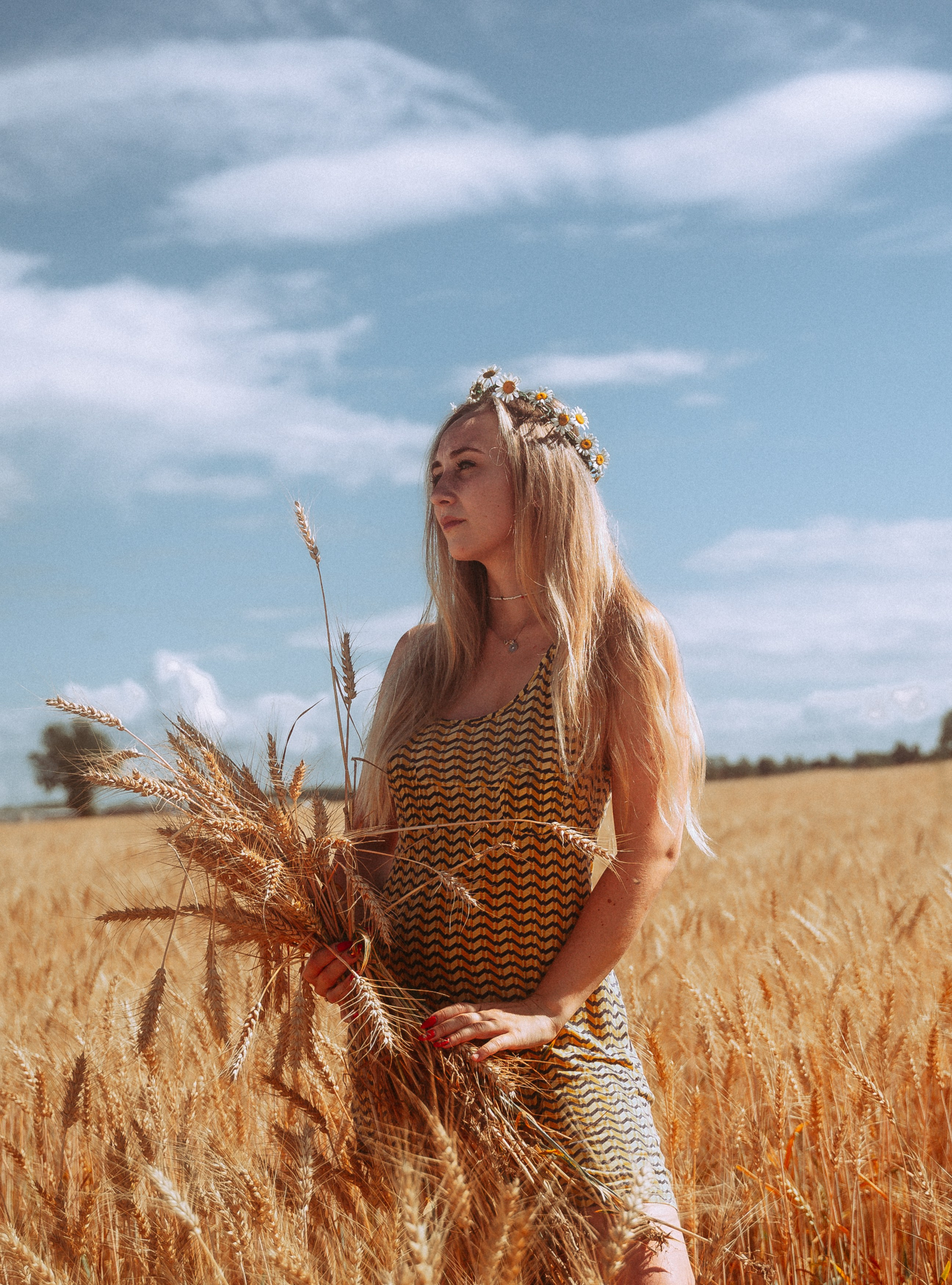 Юля и Лера в поле. Ищем потаённое. Портретный и предметный фотограф в Санкт-Петербурге