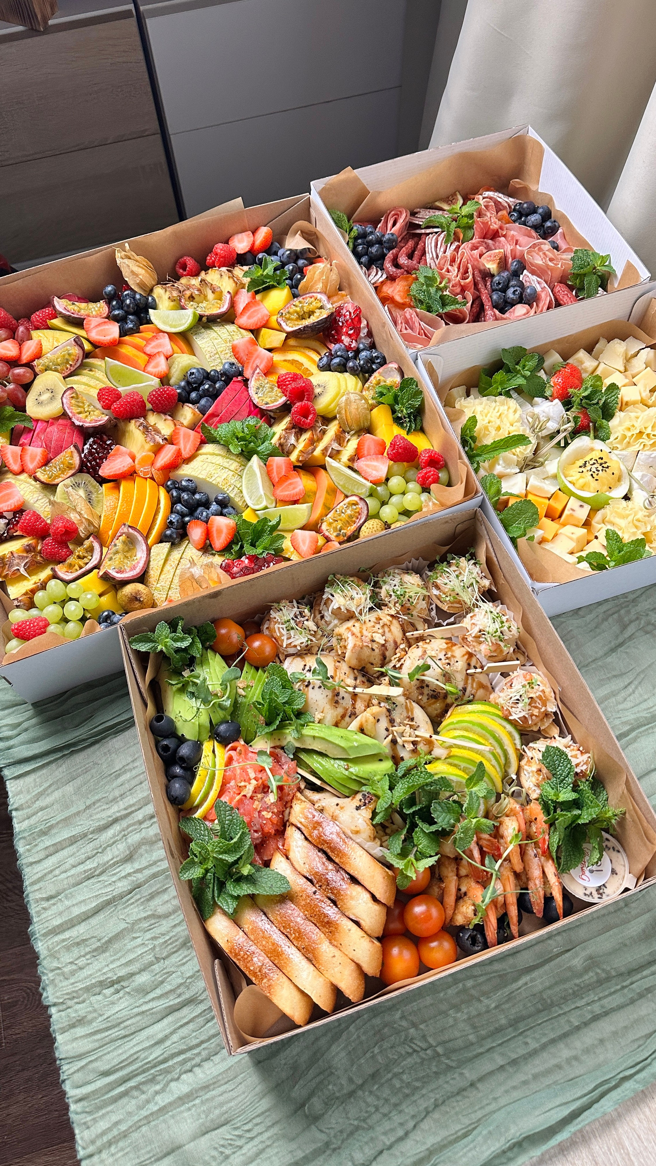 ГастроБоксы. Выездной кейтеринг, съедобные букеты, торты и сладости на заказ