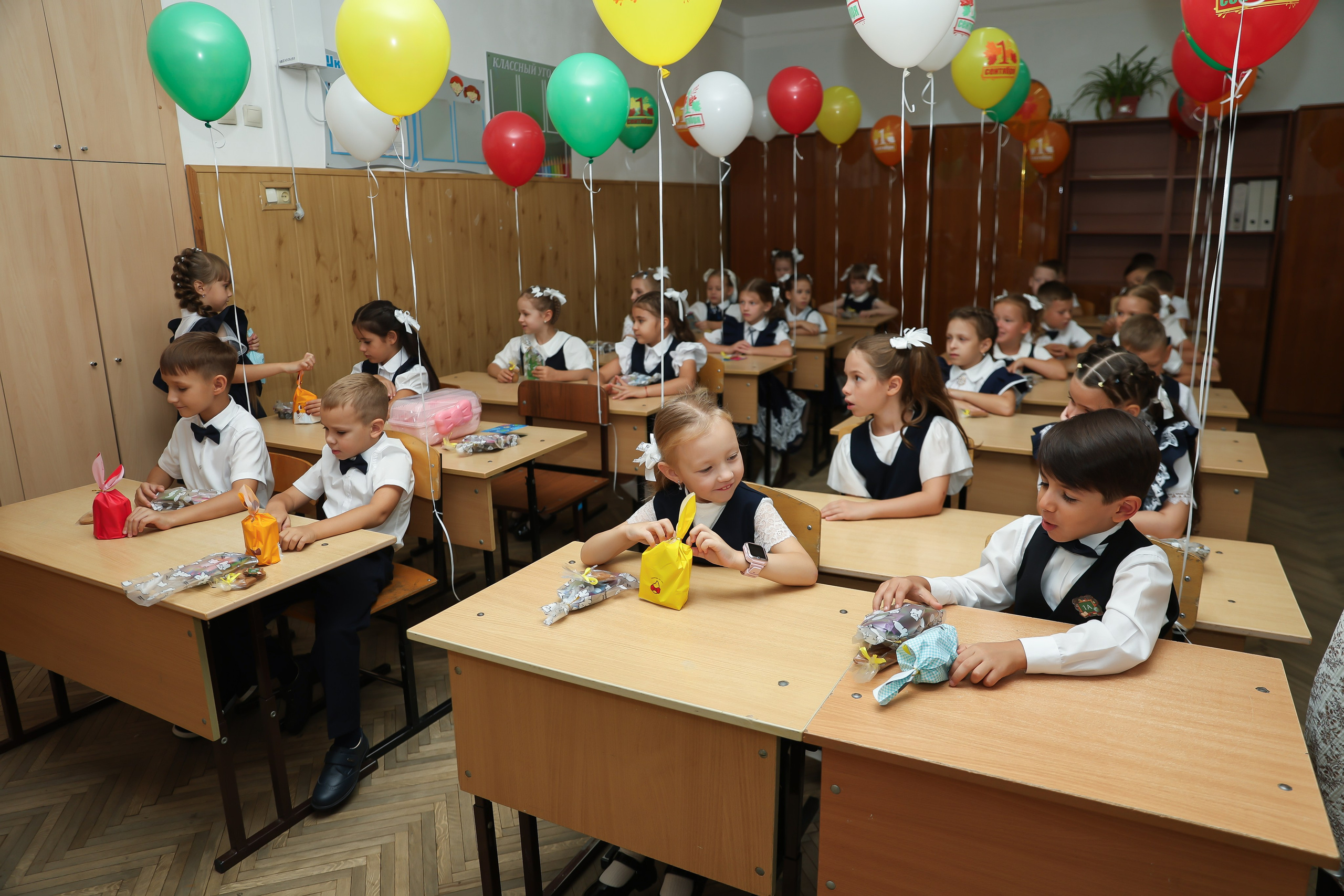 1 сентября 1 класс. Классные выпускные альбомы Классфото Краснодар