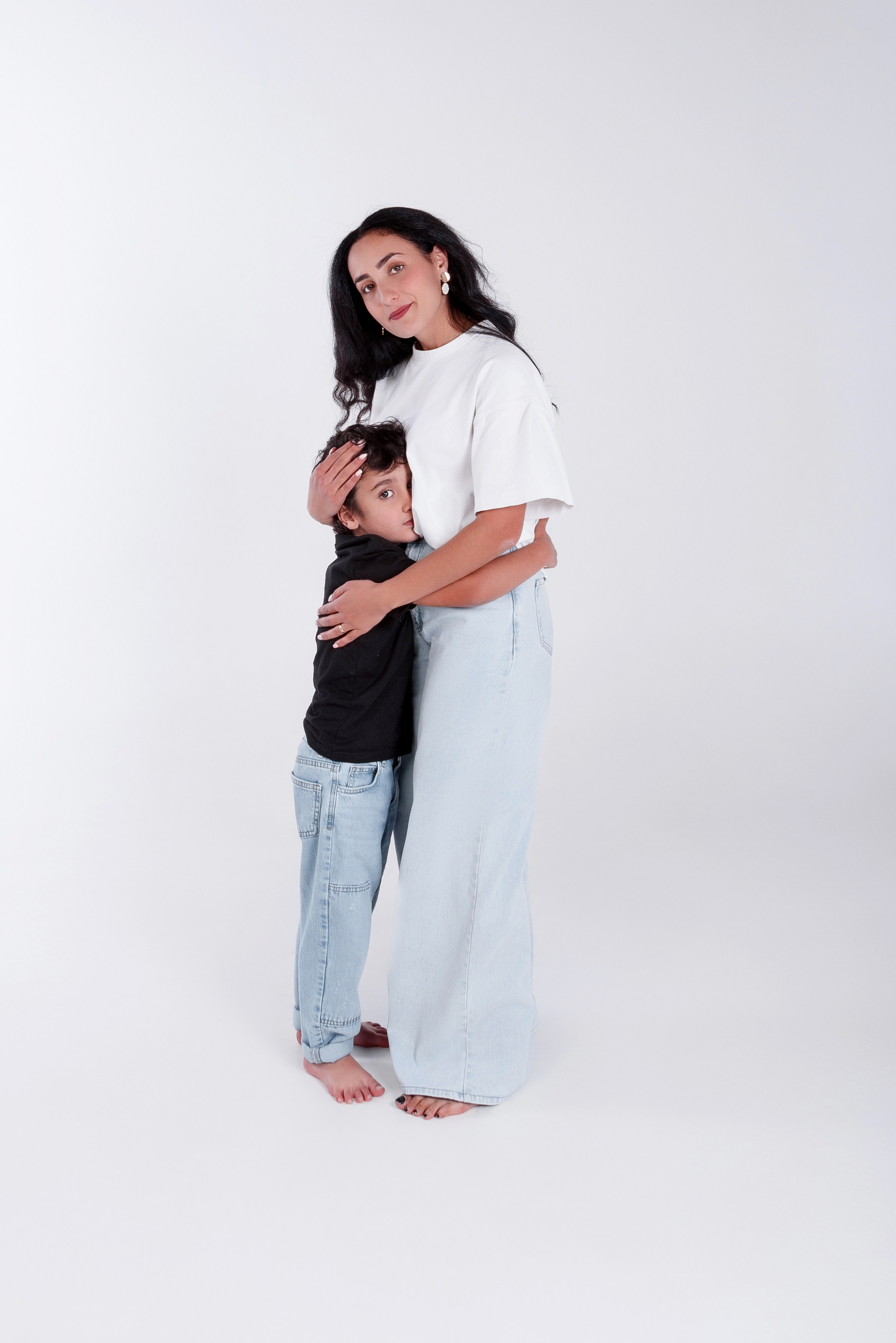 Мама с ребёнком. Студийная фотосессия на циклораме, на белом фоне.Сочи