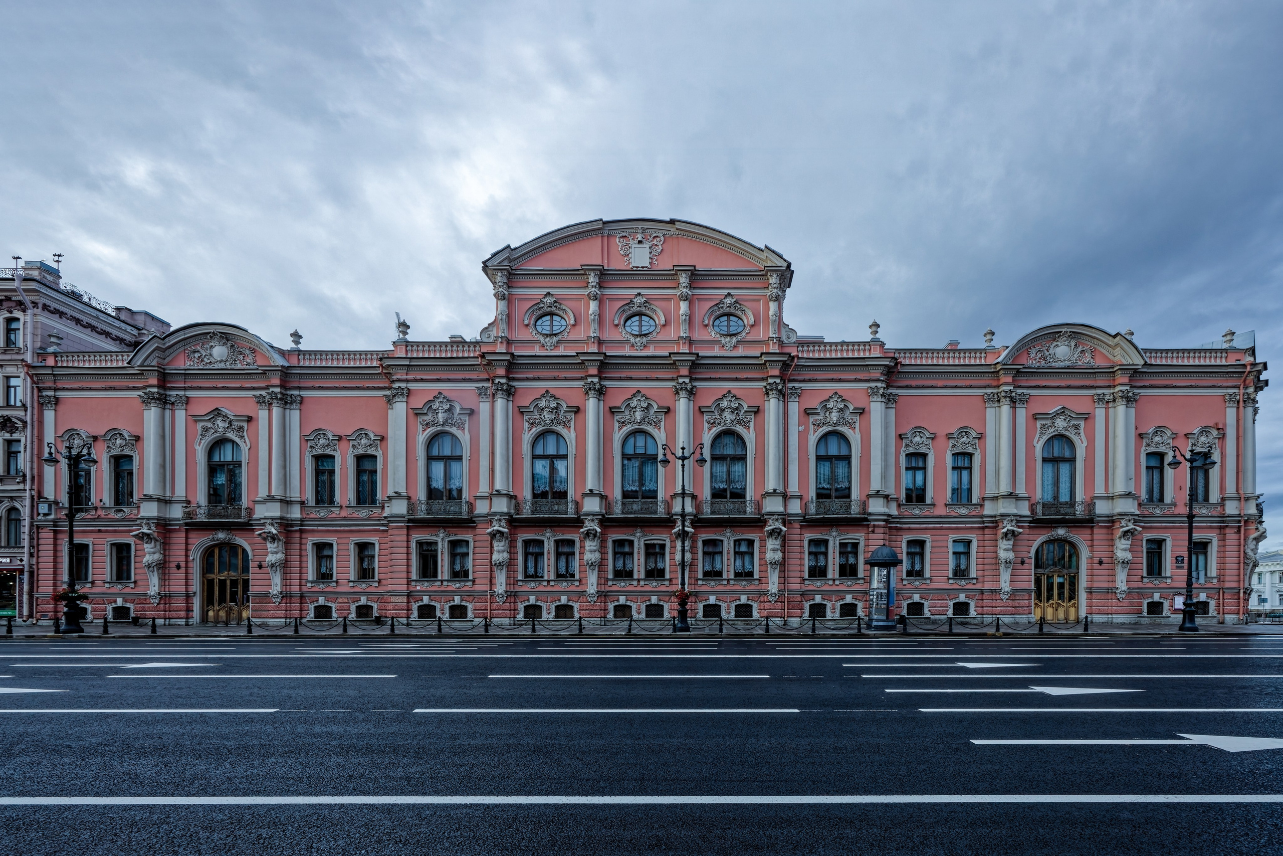 Санкт-Петербург, Невский проспект, дом 41  (набережная реки Фонтанки, дом 42). Дворец Белосельских-Белозерских, 1848. Архитектор Андрей Иванович Штакеншнейдер, скульптор Давид Иванович Йенсен. ОКНФЗ 781510308490006. Объект Всемирного наследия ЮНЕСКО
