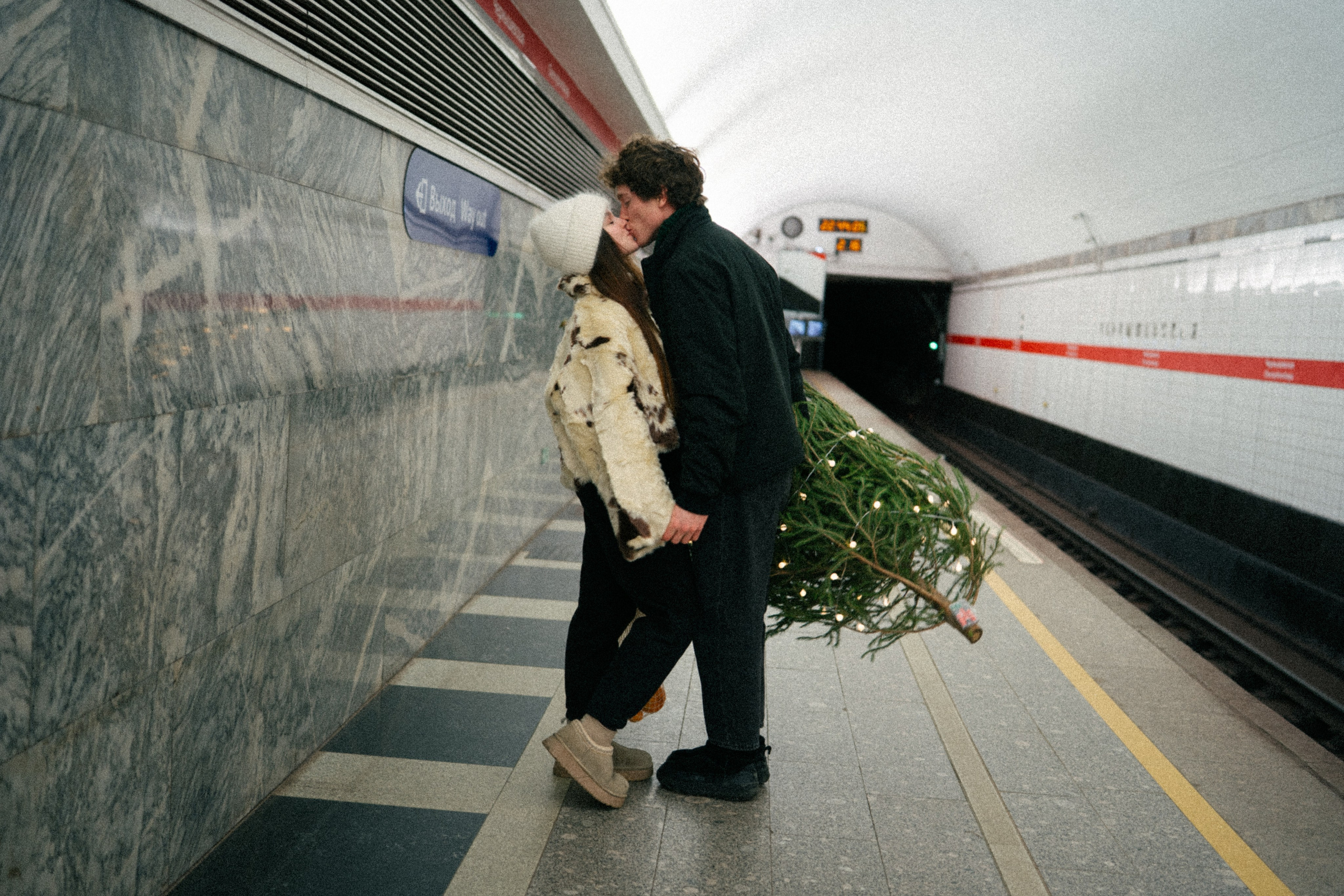 НОВОГОДНЯЯ ПРОГУЛКА ПАРЫ ПО ЧЕРНЫШЕВСКОЙ ПЕРЕД НОВЫМ ГОДОМ. Профессиональный фотограф, Санкт-Петербург — Виктория Богомолова