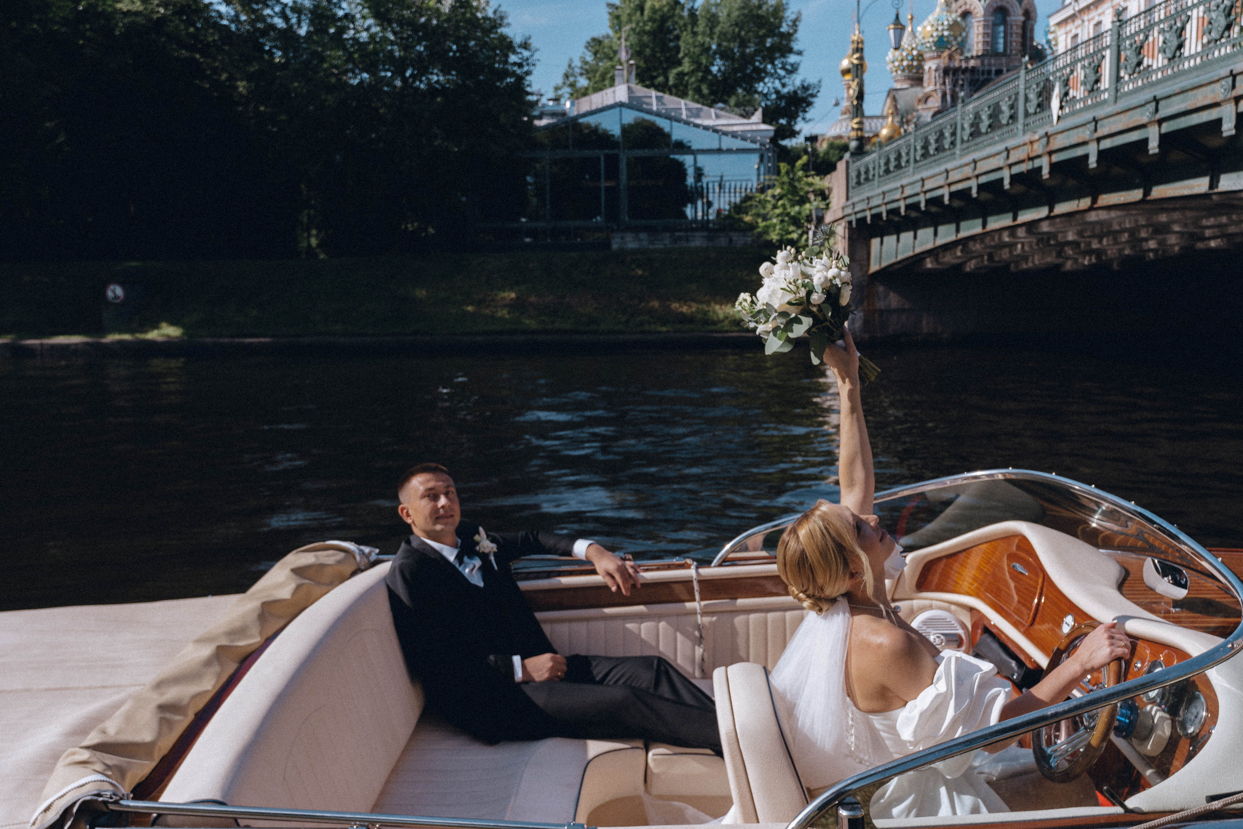 СВАДЕНБНАЯ СЬЕМКА НА КАТЕРЕ ПО КАНАЛАМ САНКТ-ПЕТЕРБУРГА И В АКВАТОРИИ НЕВЫ. Профессиональный фотограф, Санкт-Петербург — Виктория Богомолова