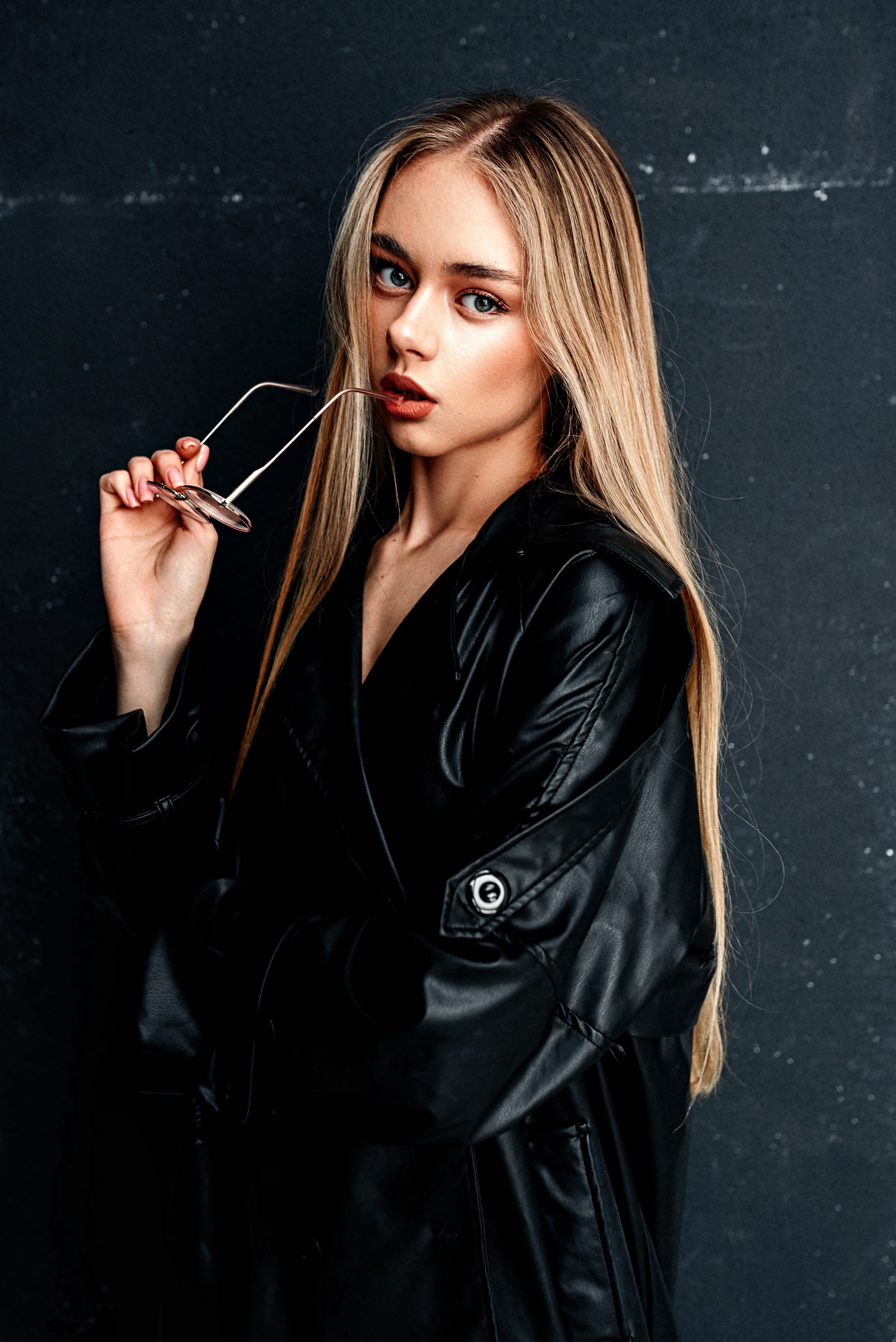 Фотосъемка в белье и черном плаще. Фотограф в Витебске Сергей Томашев