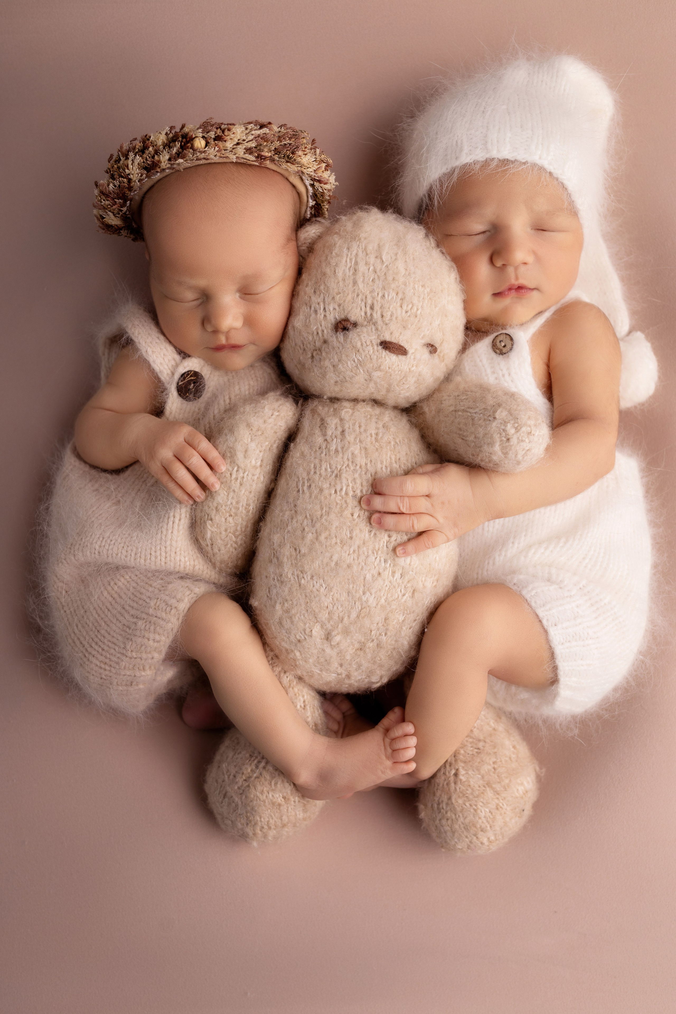 Фотосъемка двойни. Фотограф новорожденных малышей в Омске и Омской области Эльвира Камаева