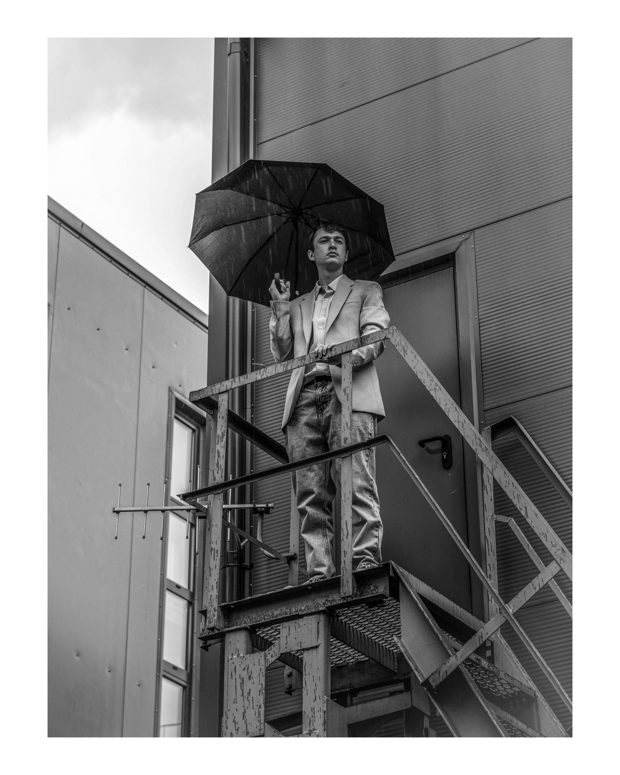 парень с зонтом под дождём