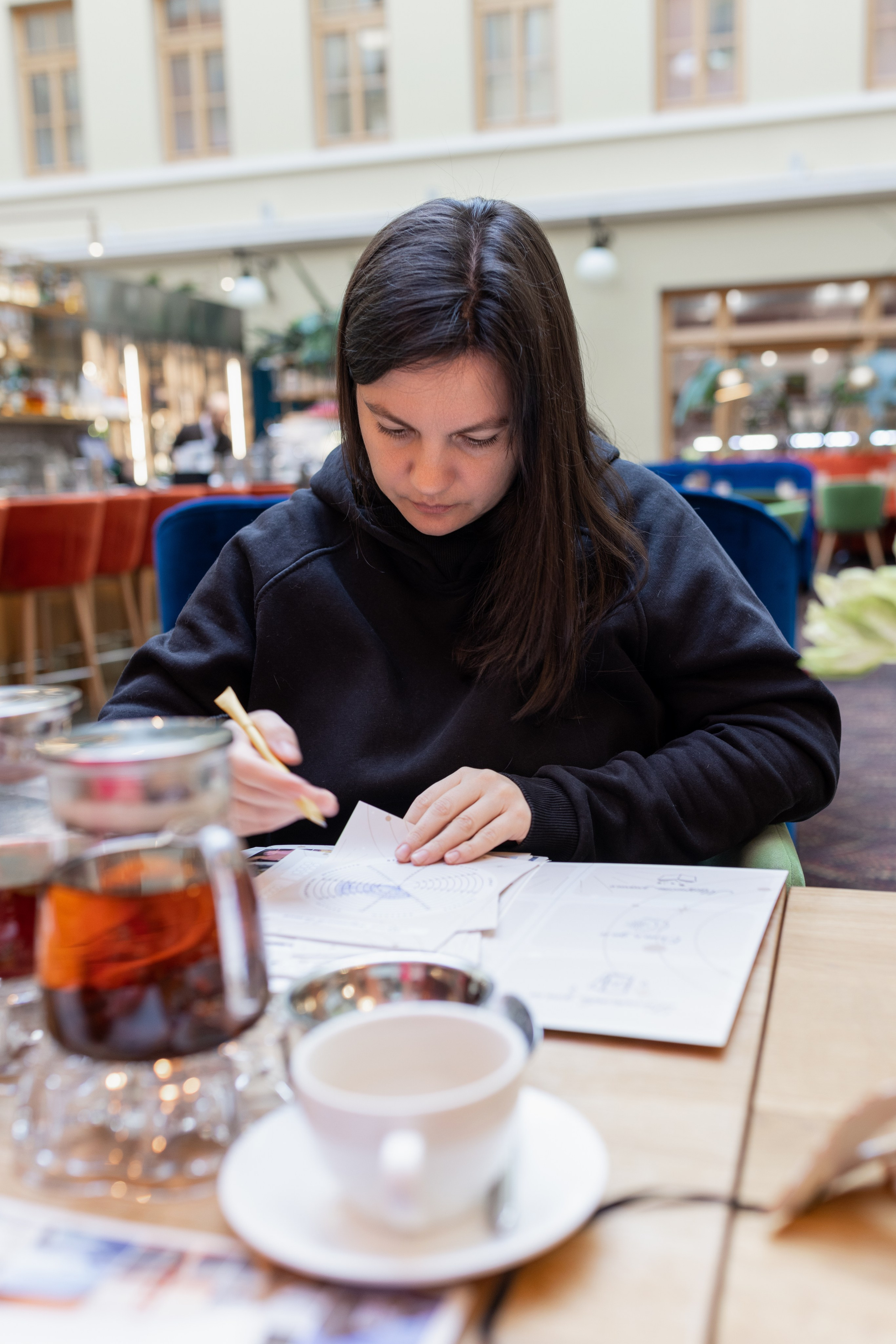 Женщина выписывает свои желания на новый год