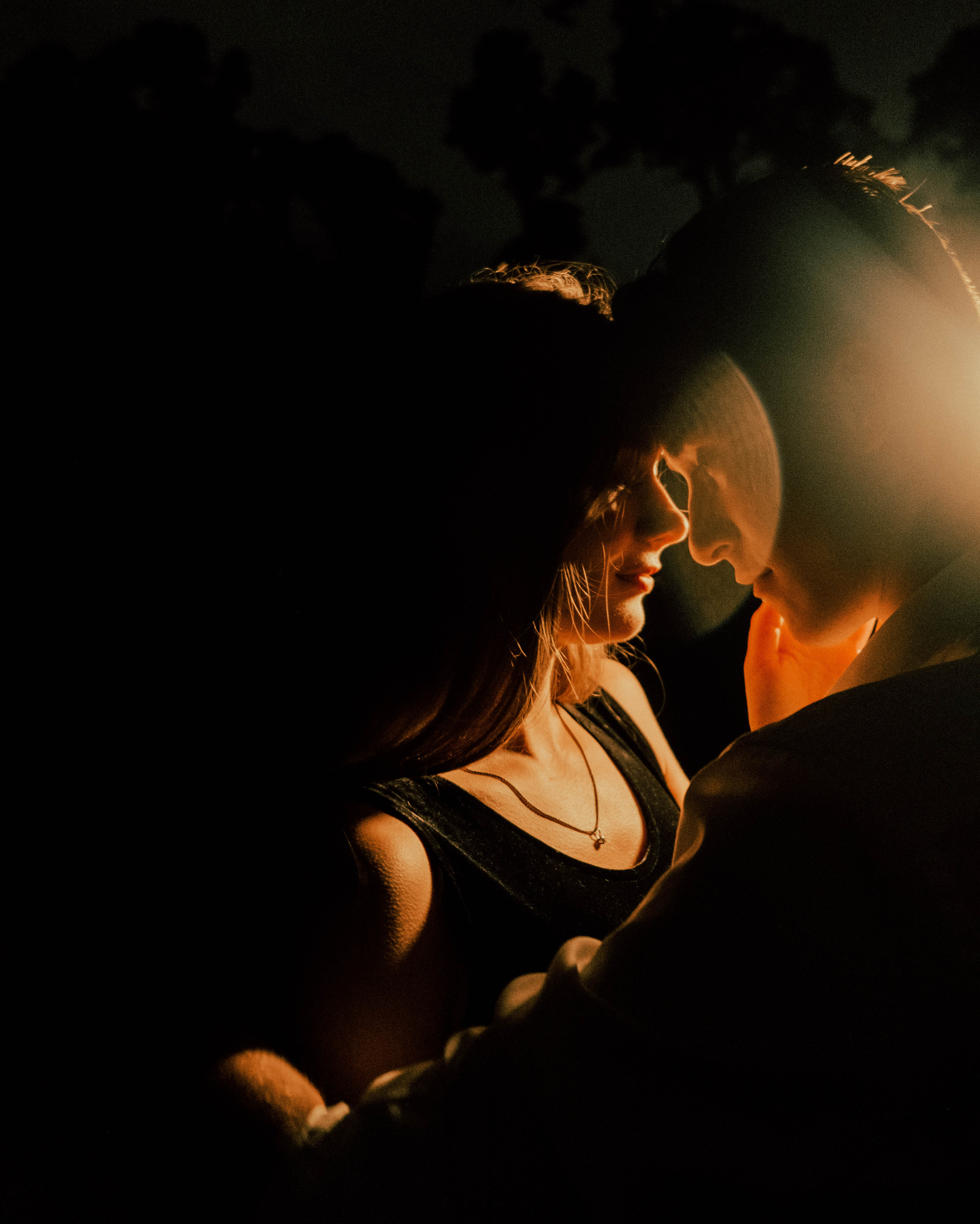 Coppia di ripresa. Fotografo a Mosca con un’atmosfera notturna di foto