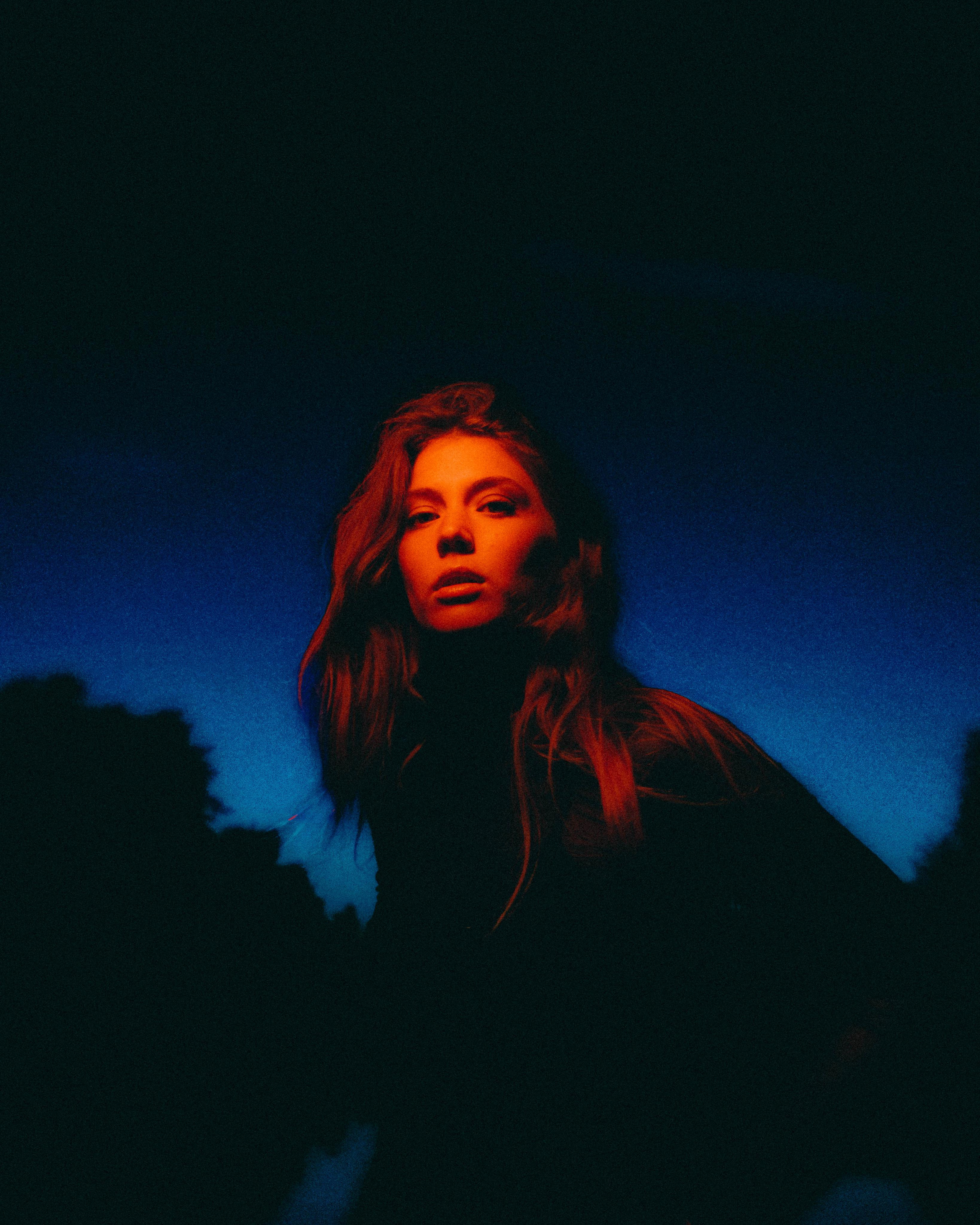 Individuali di ripresa. Fotografo a Mosca con un’atmosfera notturna di foto