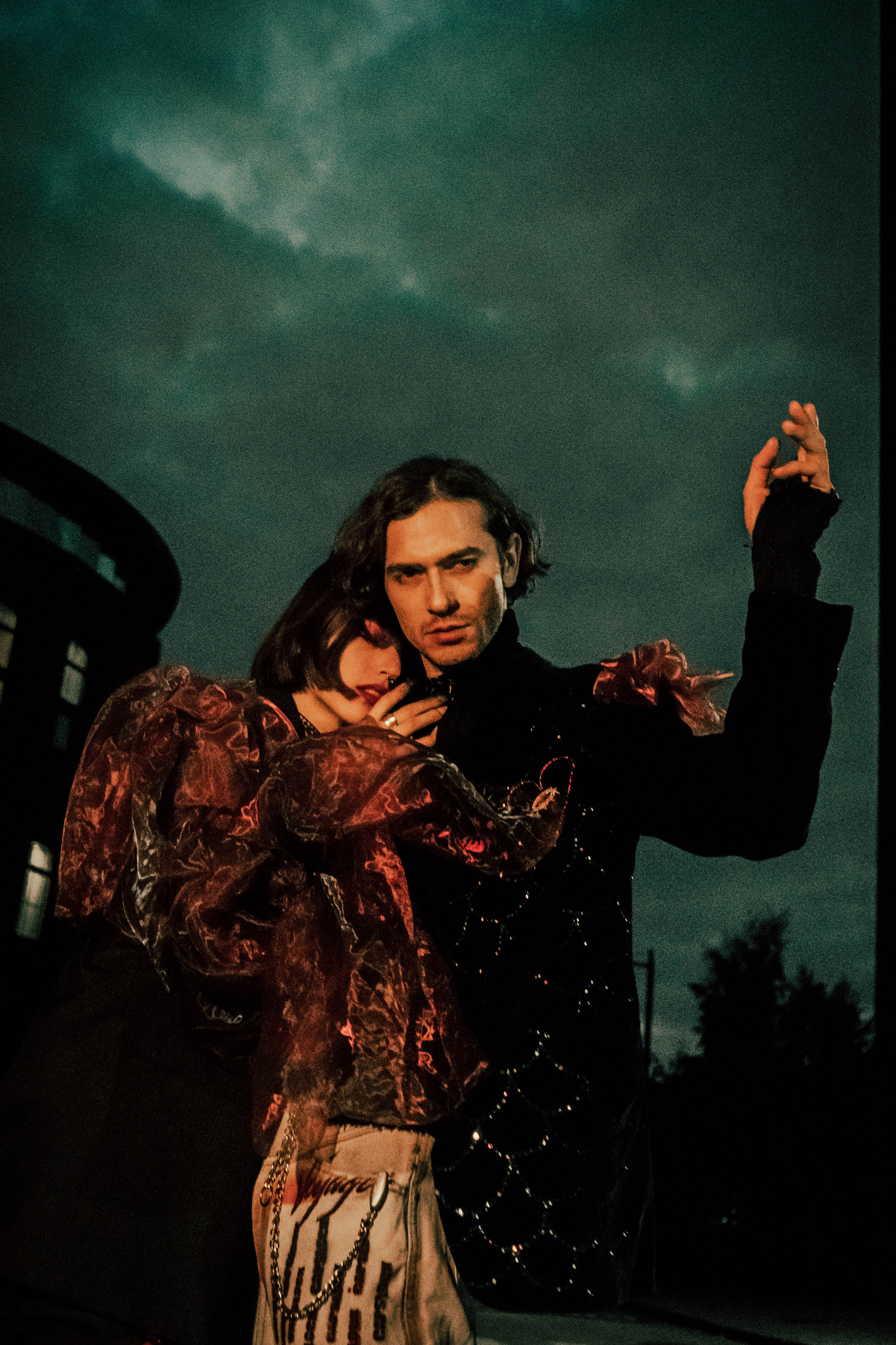 Coppia di ripresa. Fotografo a Mosca con un’atmosfera notturna di foto