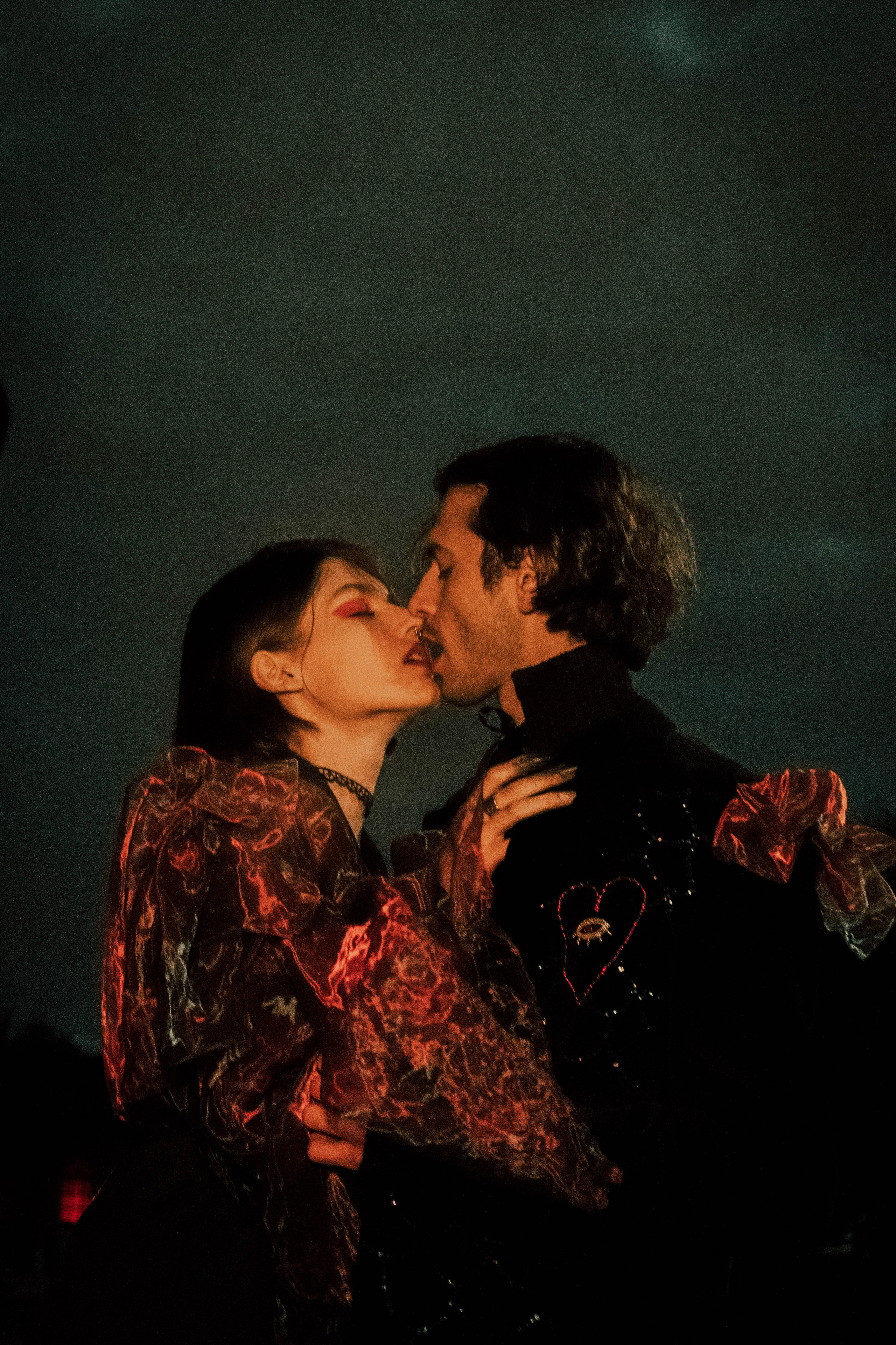 Coppia di ripresa. Fotografo a Mosca con un’atmosfera notturna di foto