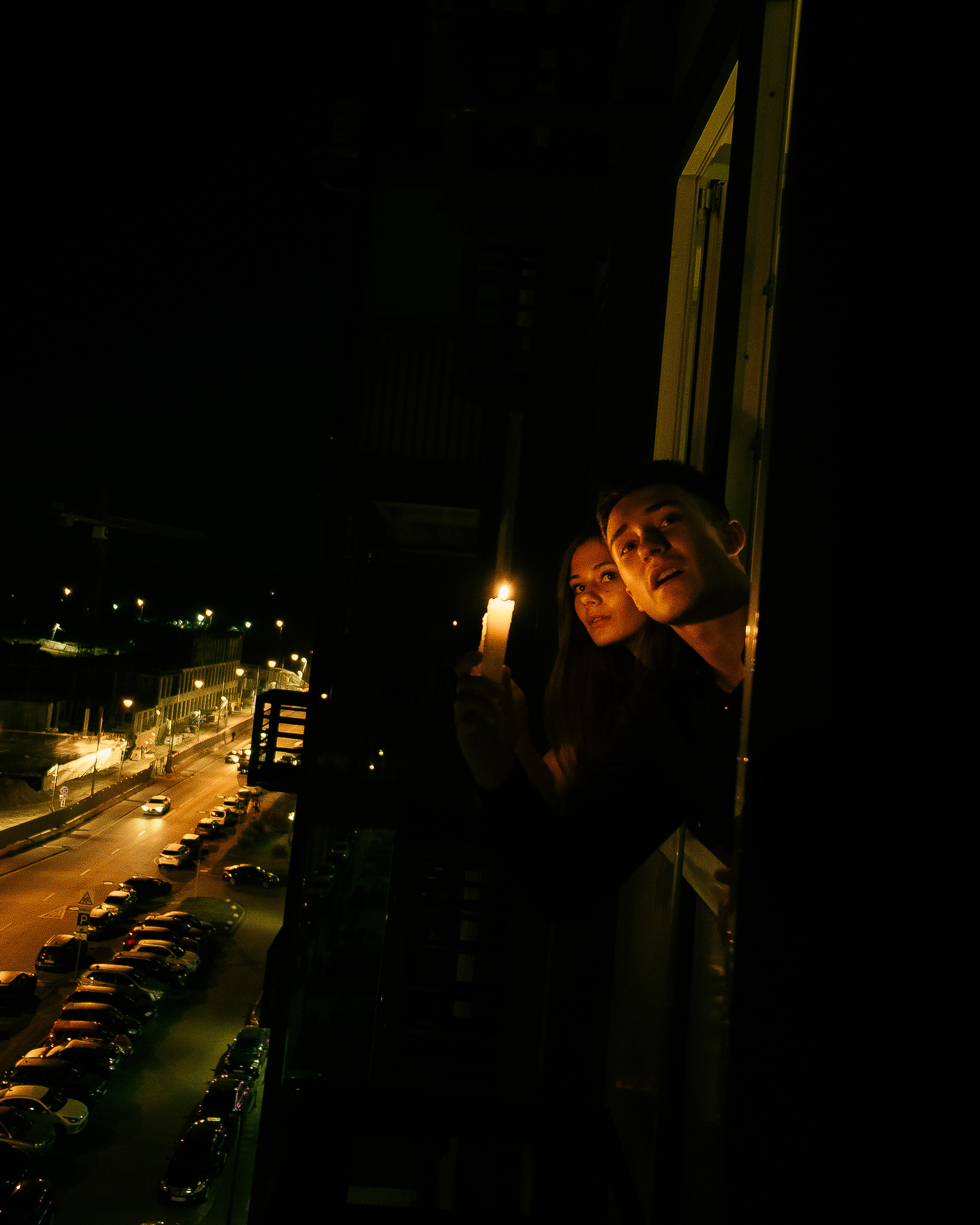 Coppia di ripresa. Fotografo a Mosca con un’atmosfera notturna di foto