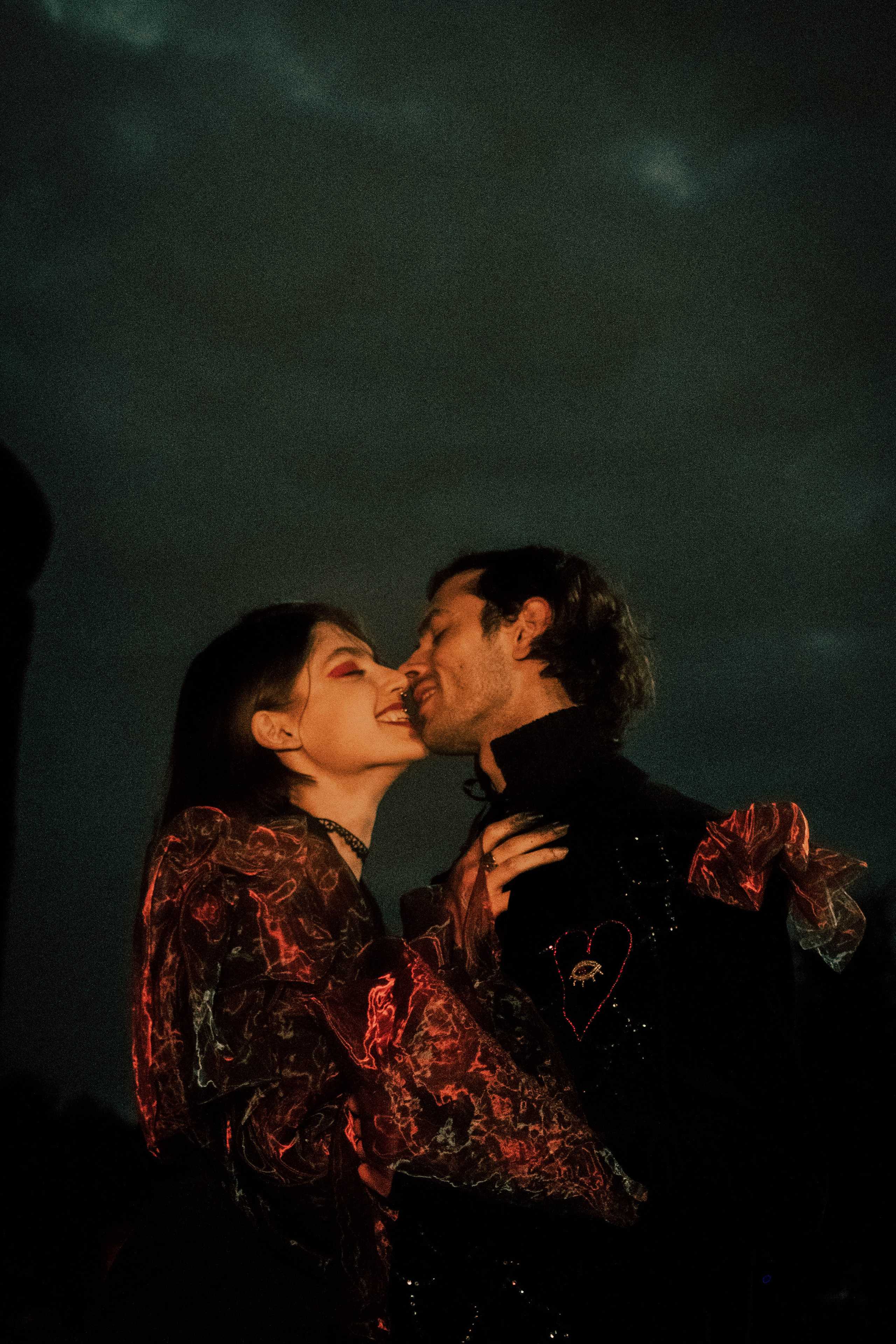 Coppia di ripresa. Fotografo a Mosca con un’atmosfera notturna di foto