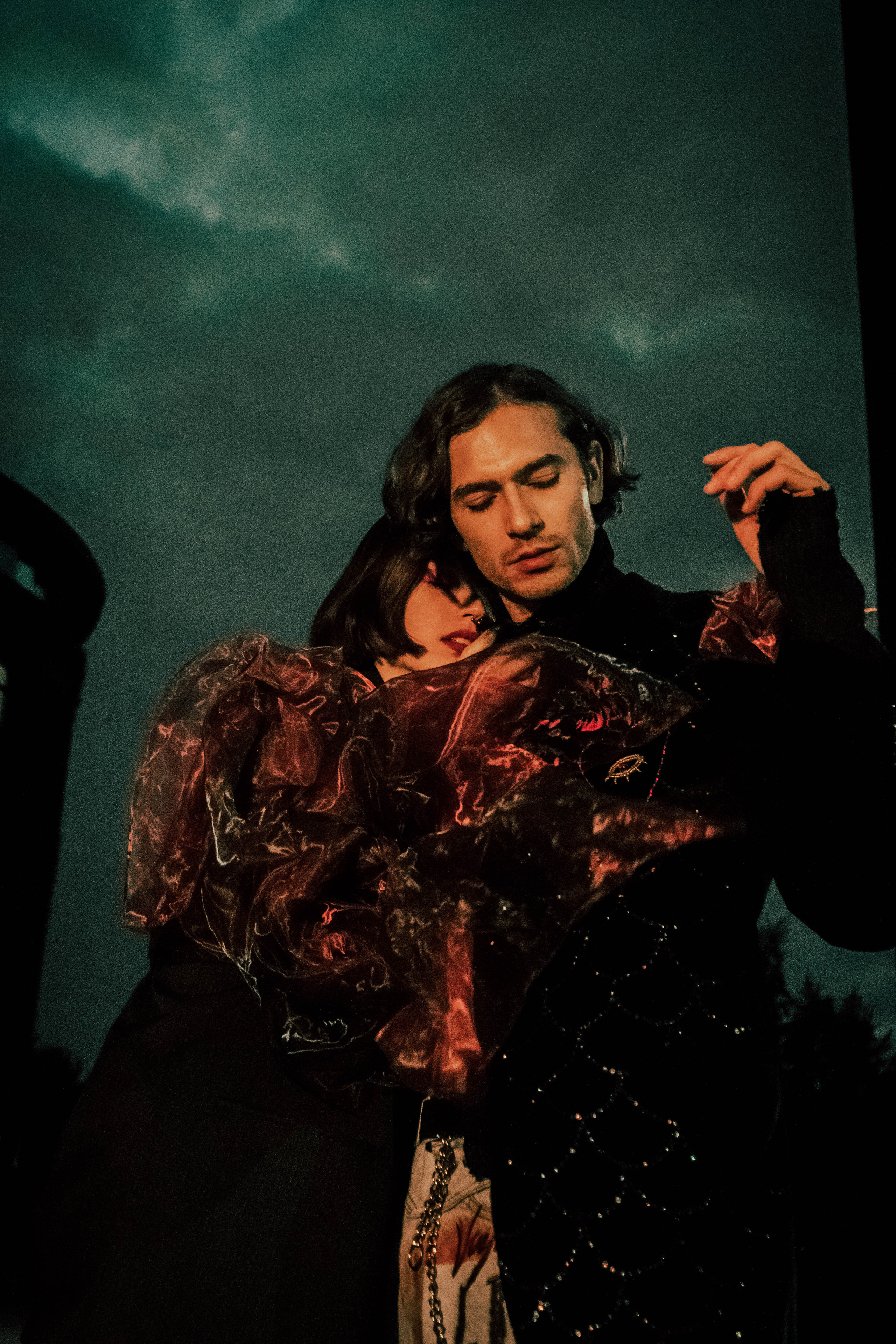 Coppia di ripresa. Fotografo a Mosca con un’atmosfera notturna di foto