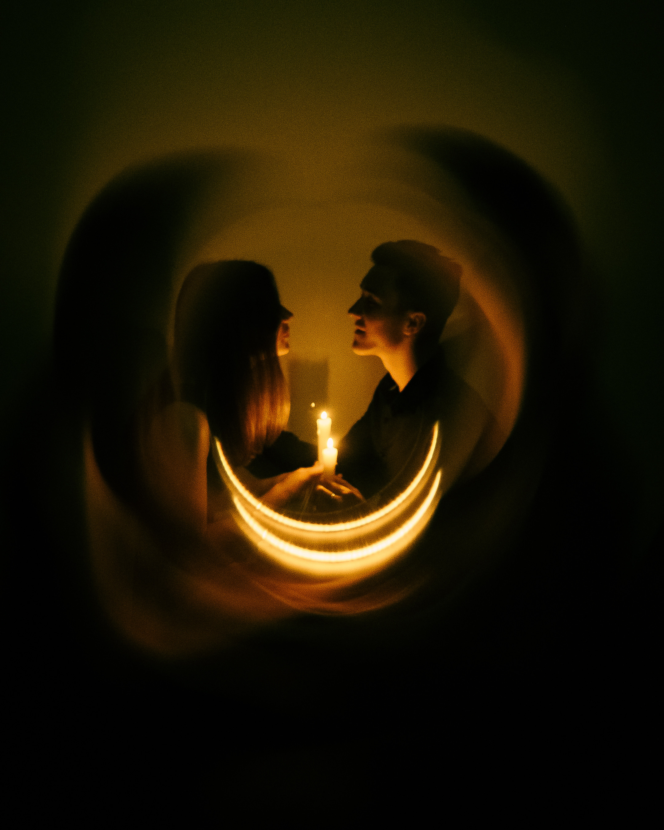 Coppia di ripresa. Fotografo a Mosca con un’atmosfera notturna di foto