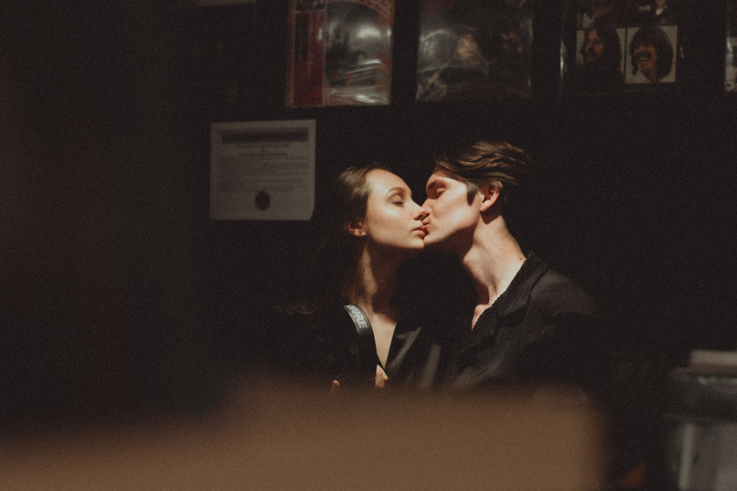 Парная ретро фотосессия в магазине с виниловыми пластинками