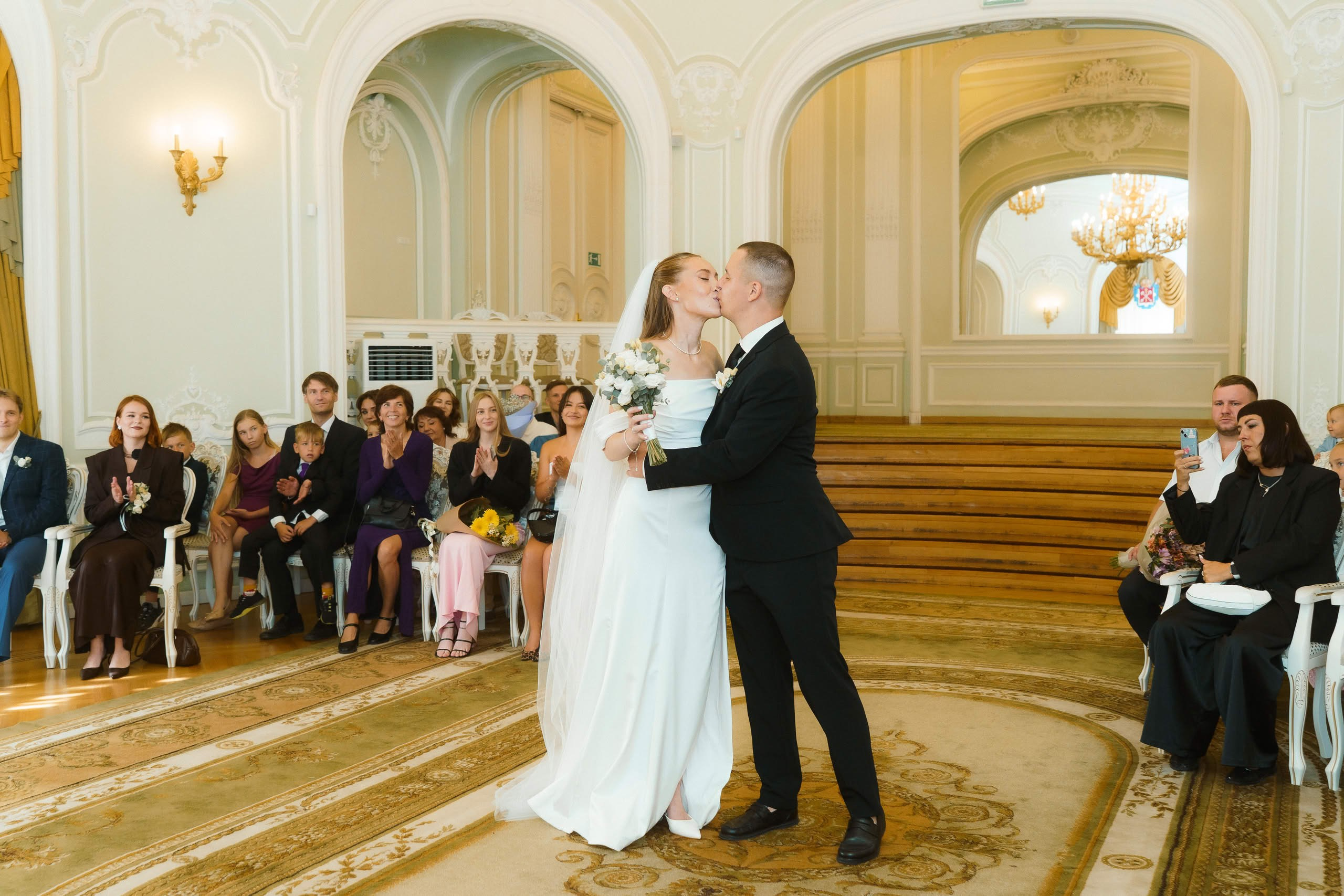 Первый поцелуй Анны и Ильи после регистрации брака в ЗАГСе