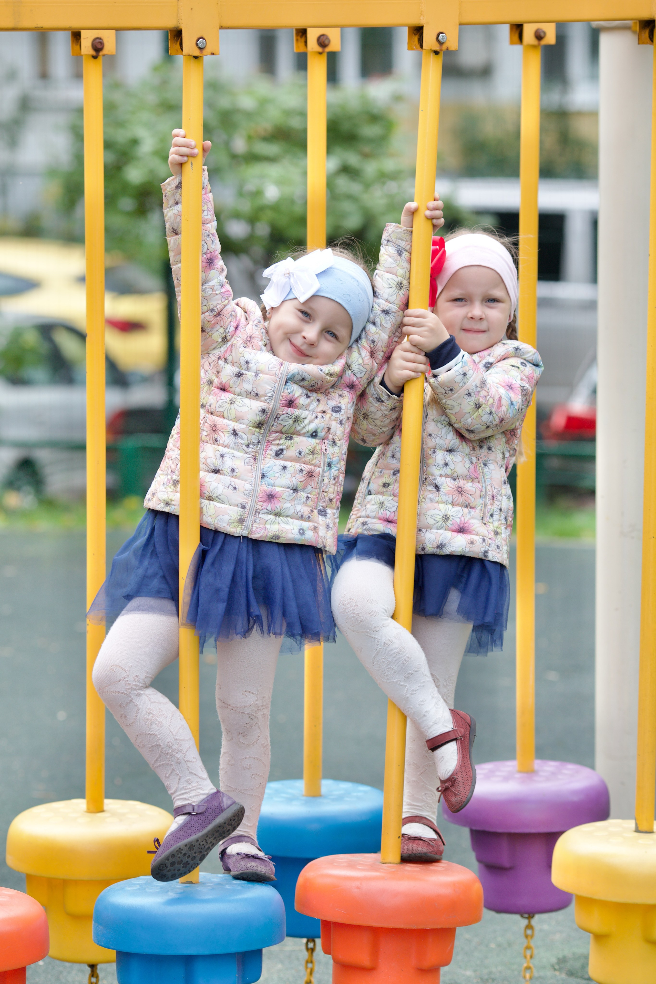 Фотосессия близняшек на детской площадке. Школьные выпускные альбомы в Москве Марина Николаева