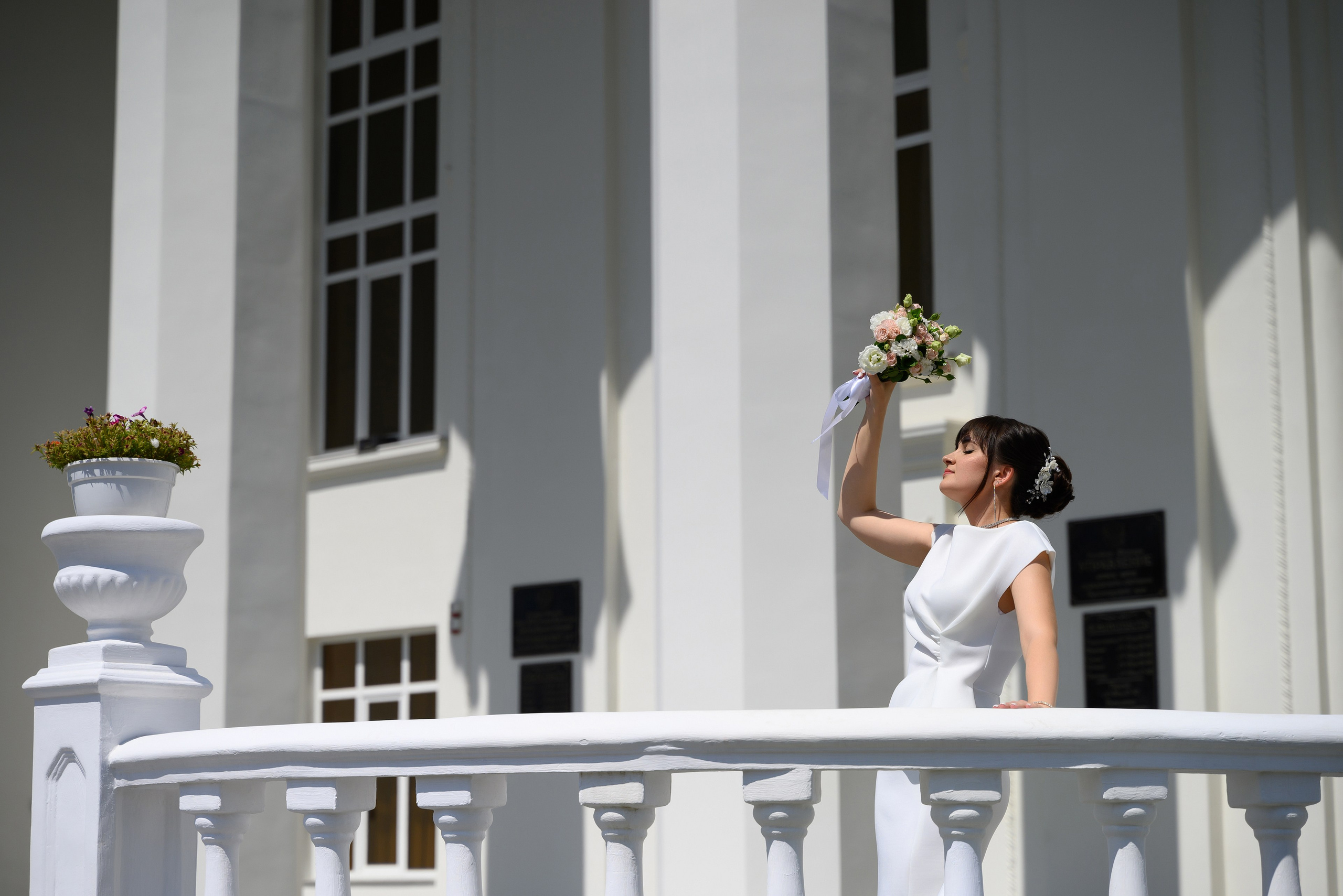 Невеста со свадебным букетом в полдень.