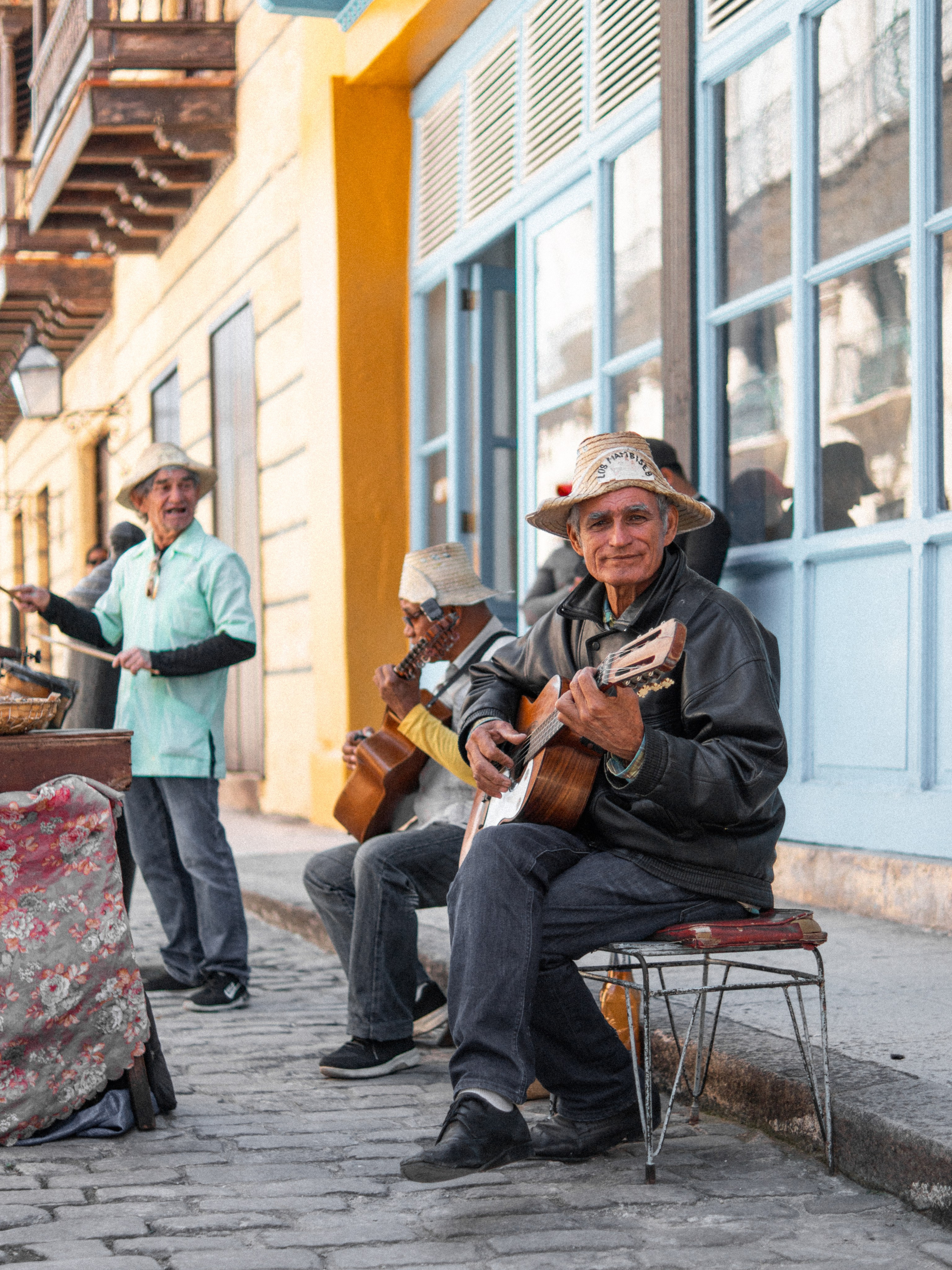 фотограф в стиле нуар, фотограф с острым взглядом на детали, кинематографичная атмосфера на фотографии, крутой фотограф Турция, Аланья фотограф, фотограф с выездом, фотограф с магией чб-конверсии, техническая мастерская в объективе профессионального фотографа, путеводитель по миру форм и линий в фотографии