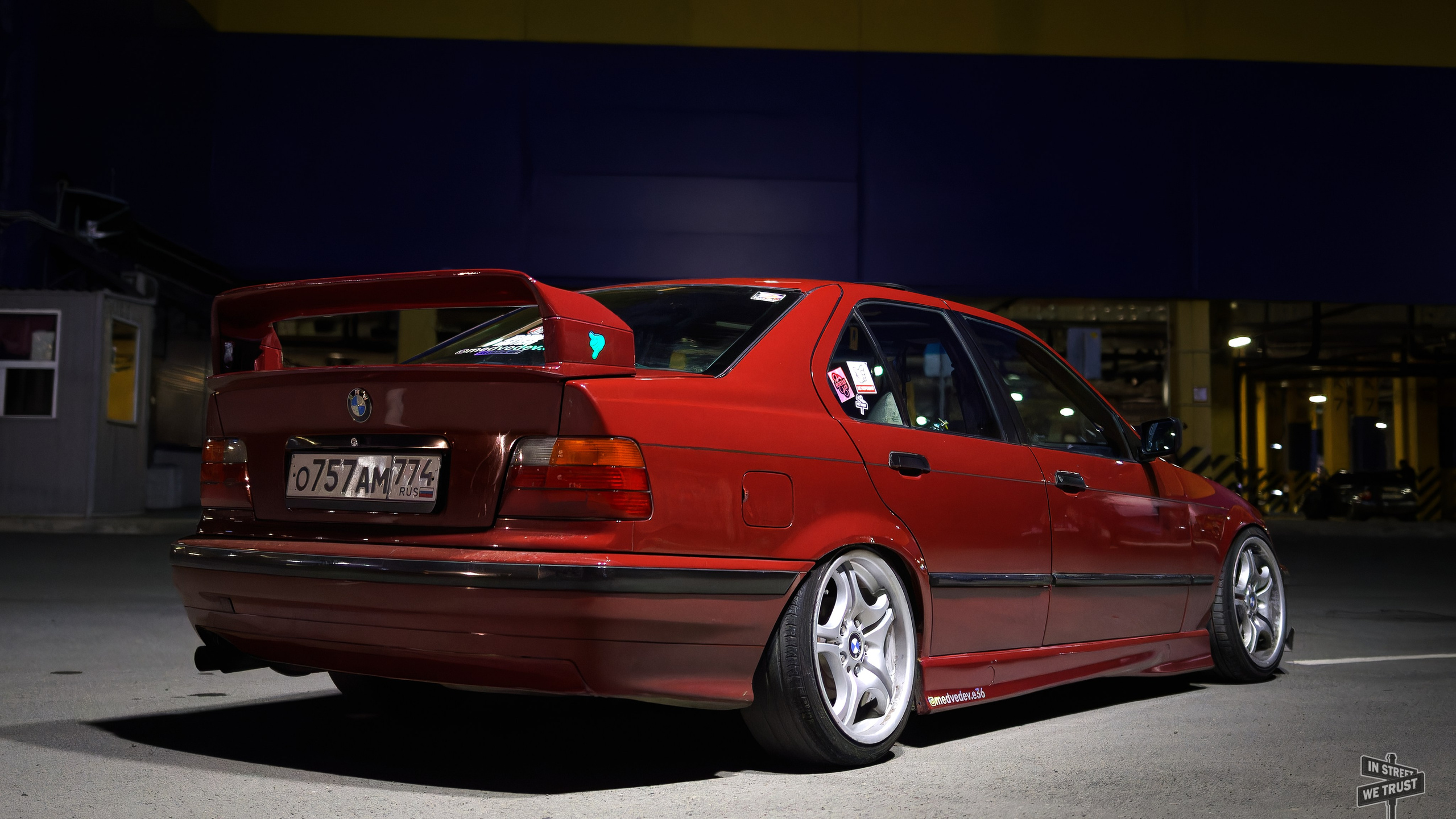 BMW E36 под уличным фонарем. IN STREET WE TRUST