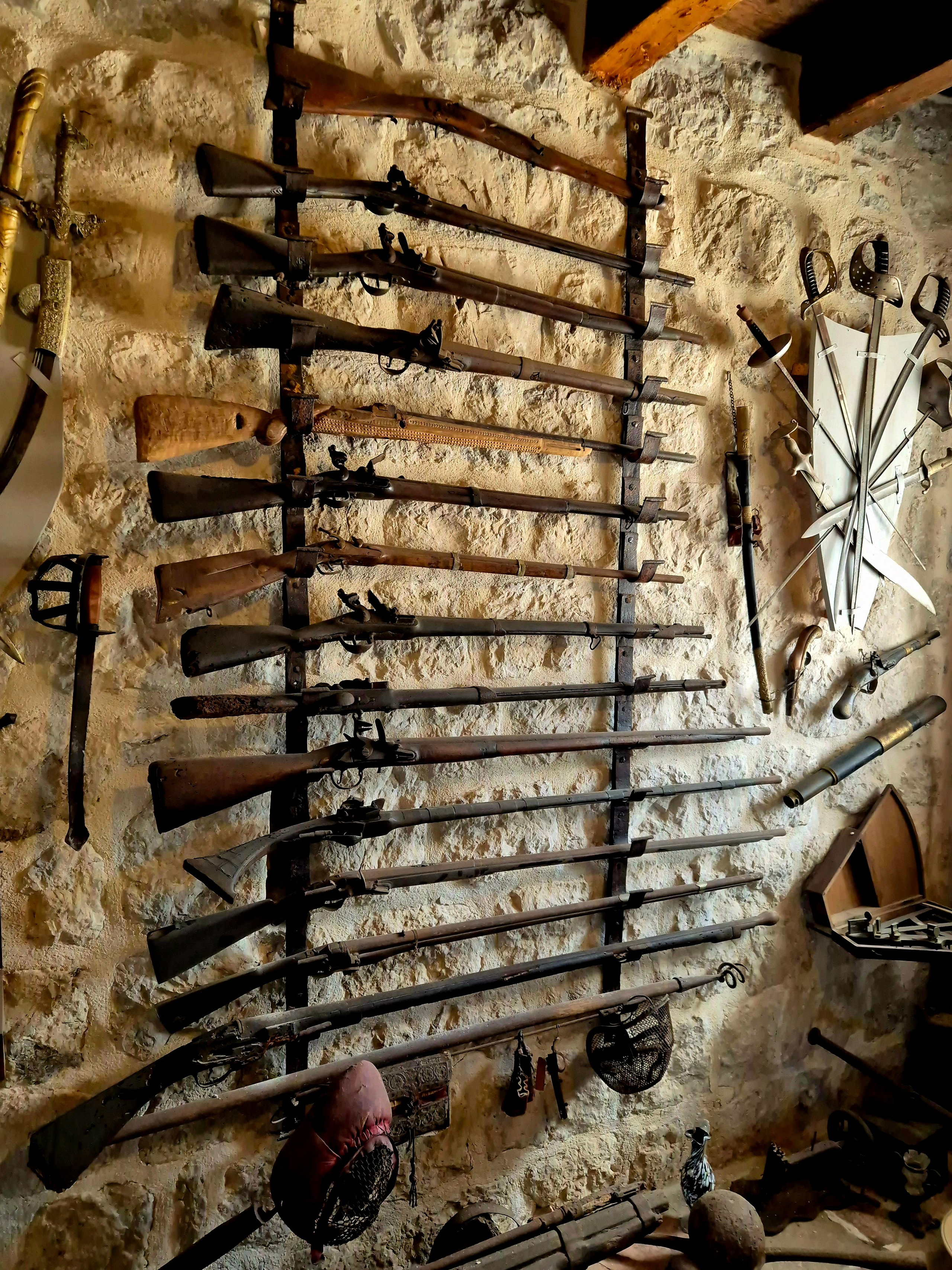 В музее - гравюры, старые фотографии, обстановка и оружие