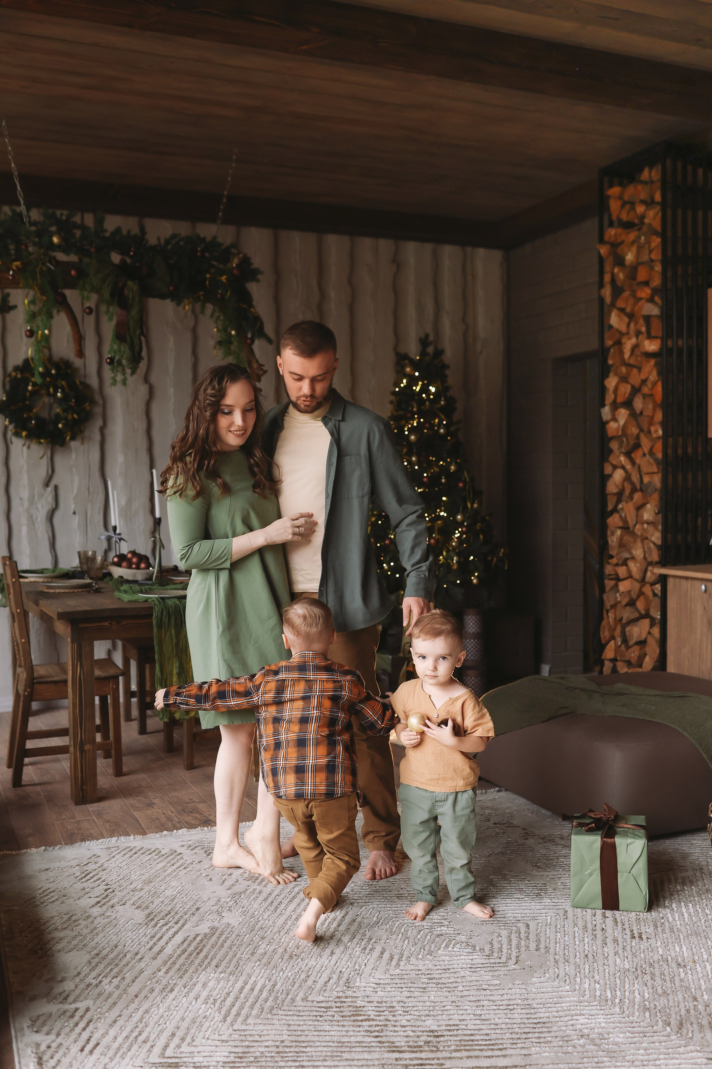 Семейная новогодняя фотосессия в загородном домике. Фотограф Владимир Москва