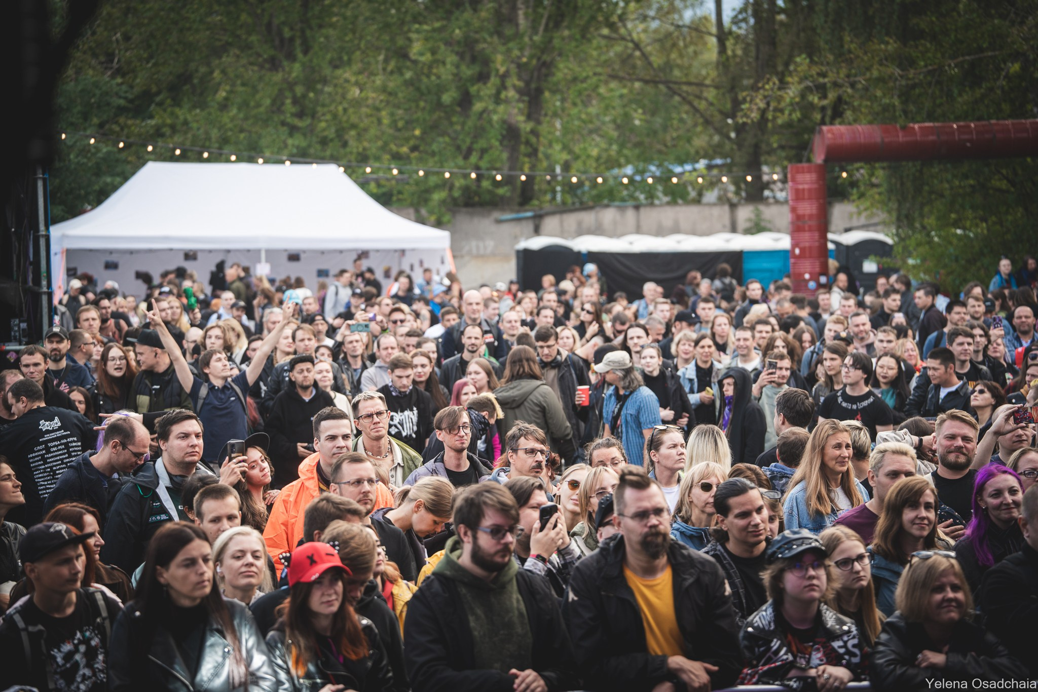 Живой 2025 — День 1. Елена Осадчая — фотографирую музыку на сцене и в жизни