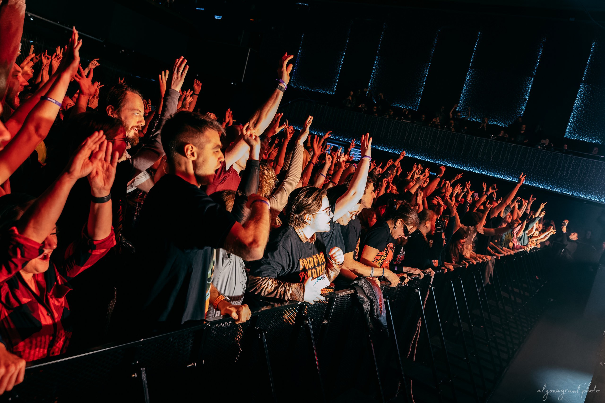 Багровый Фантомас, фоторепортаж, СПб, BASE, 14.12.2025. Алена Адрианова: фотограф в Санкт-Петербурге