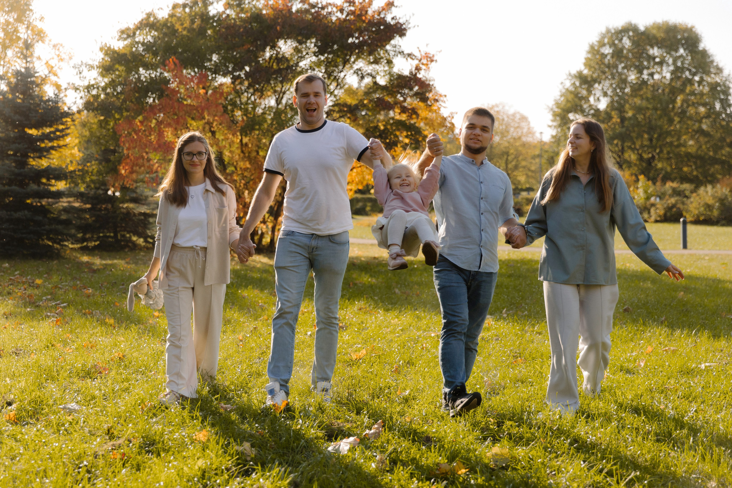Прогулка Василисы с родителями, дядей и тетей. Семейный и свадебный фотограф в Москве и Зеленограде Пилипенко Юлия
