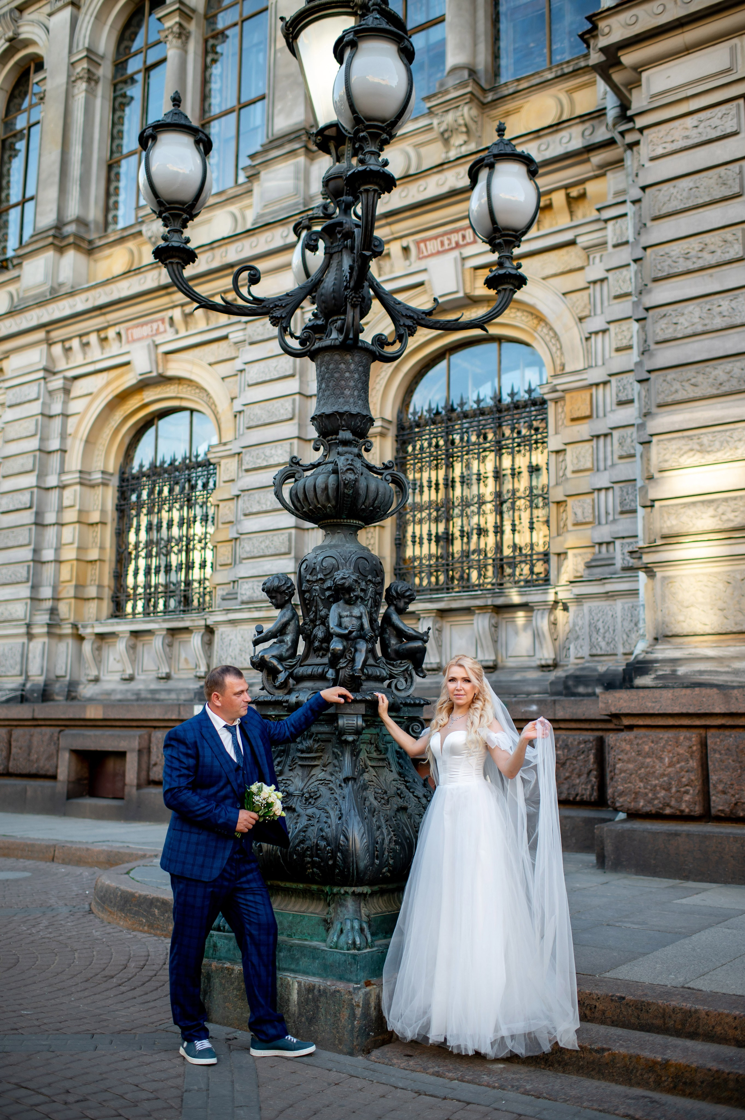 Евгения (фотосессия с малиновым chevrolet camaro, в сирени в Пушкине в Екатерининском парке). Портретный, семейный и свадебный фотограф в Санкт-Петербурге и в Пушкине Ширяев Денис