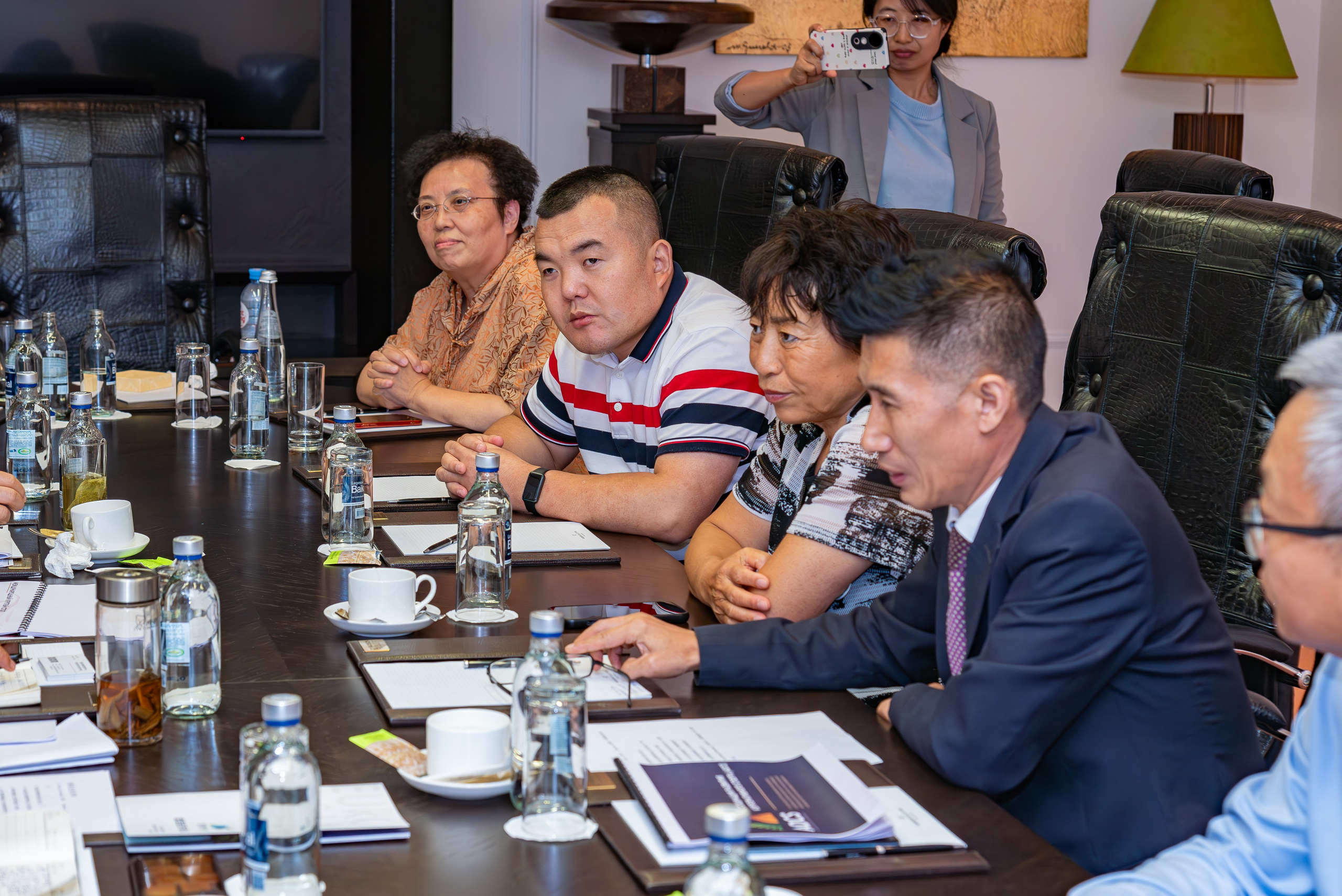 Профессиональная репортажная фотосъемка бизнес мероприятий,  в Москве, живые фото без фильтров. Используется полностью бесшумная полнокадровая фотокамера. 