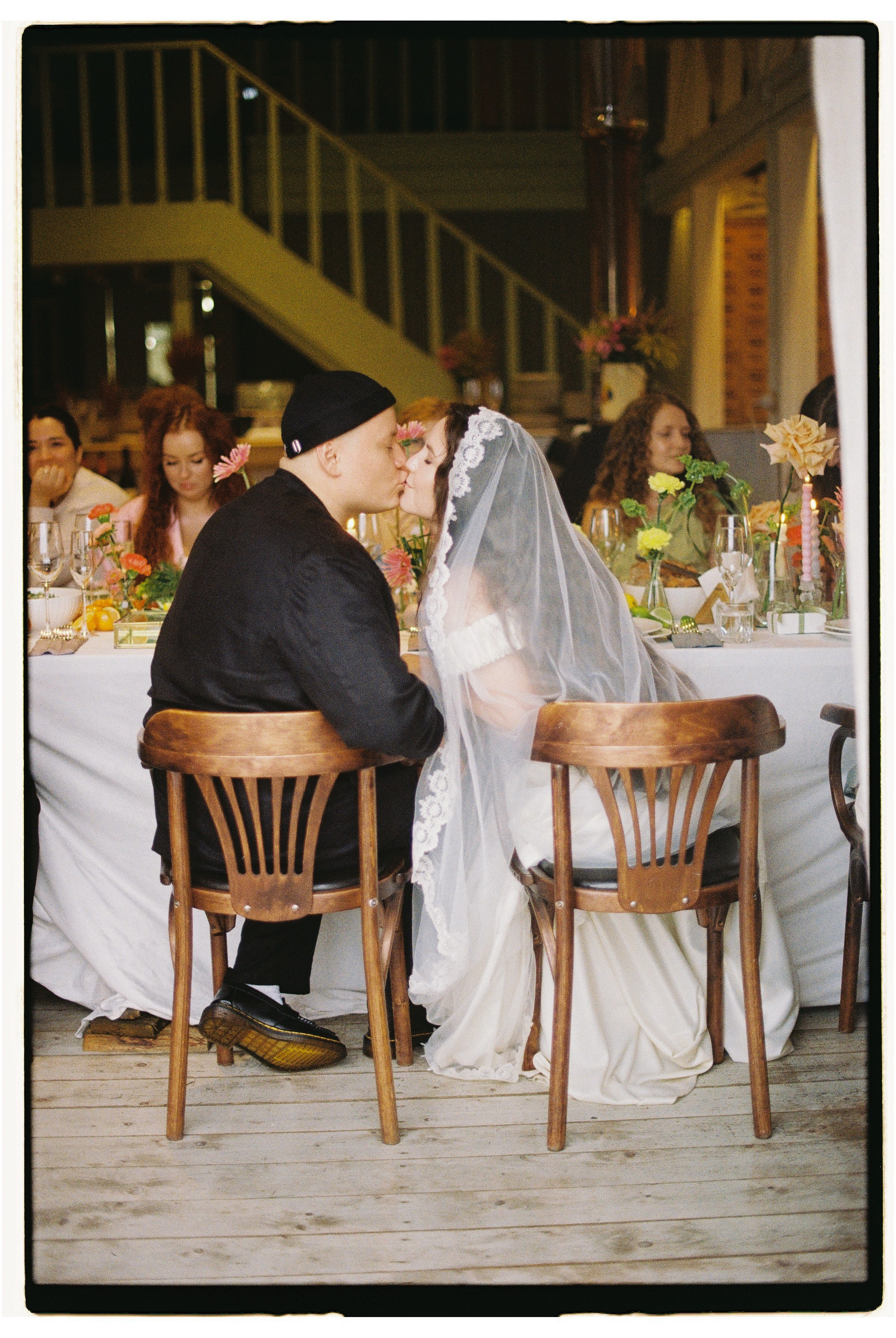 Зеленая тропа, уютная свадьба под дождем. Афина Ефимова. Свадебный фотограф Москва