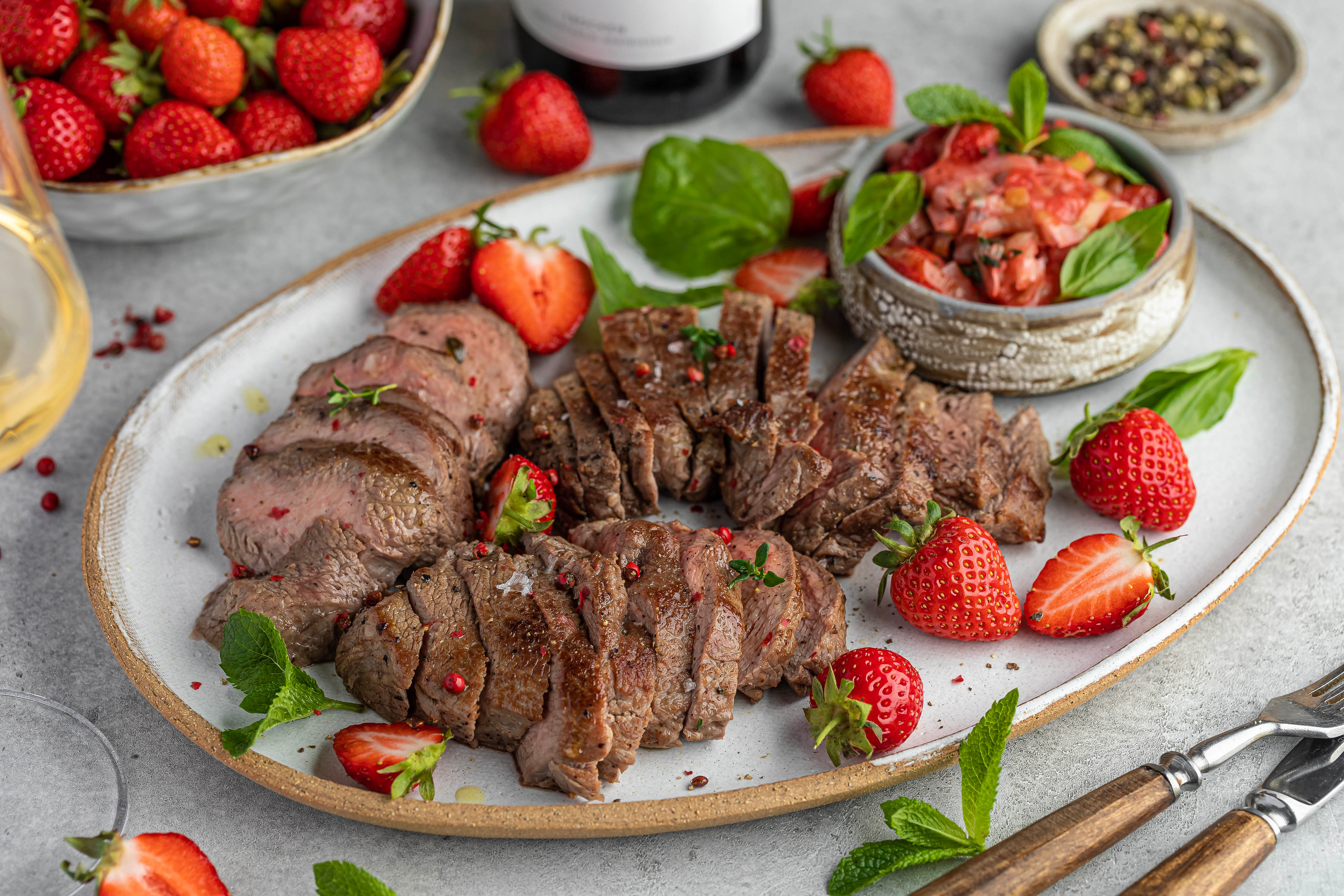 Стейк из говядины с клубничным соусом