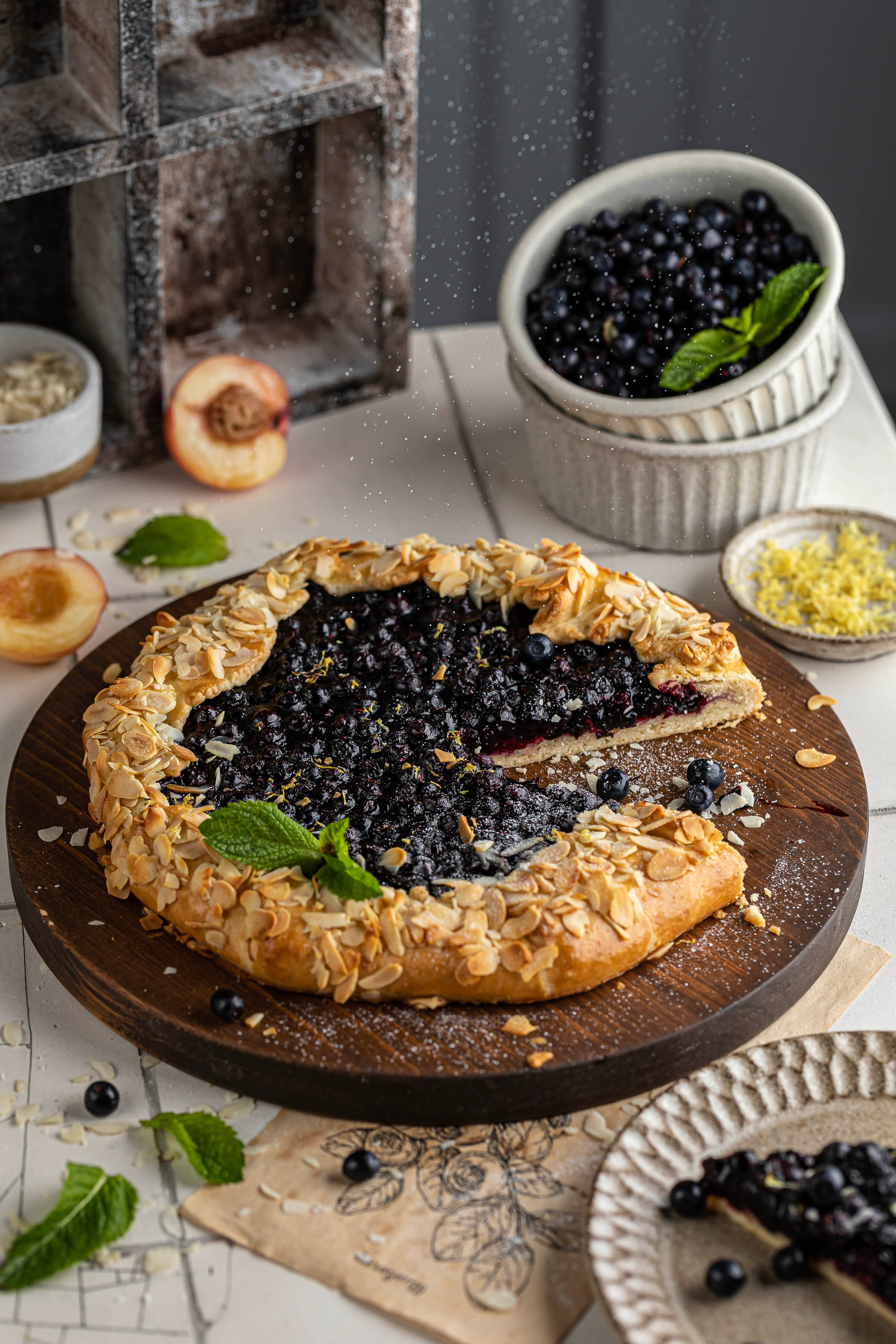 Галета на песочном тесте с ягодами черники и лаймом на деревянной доске атмосферное фото