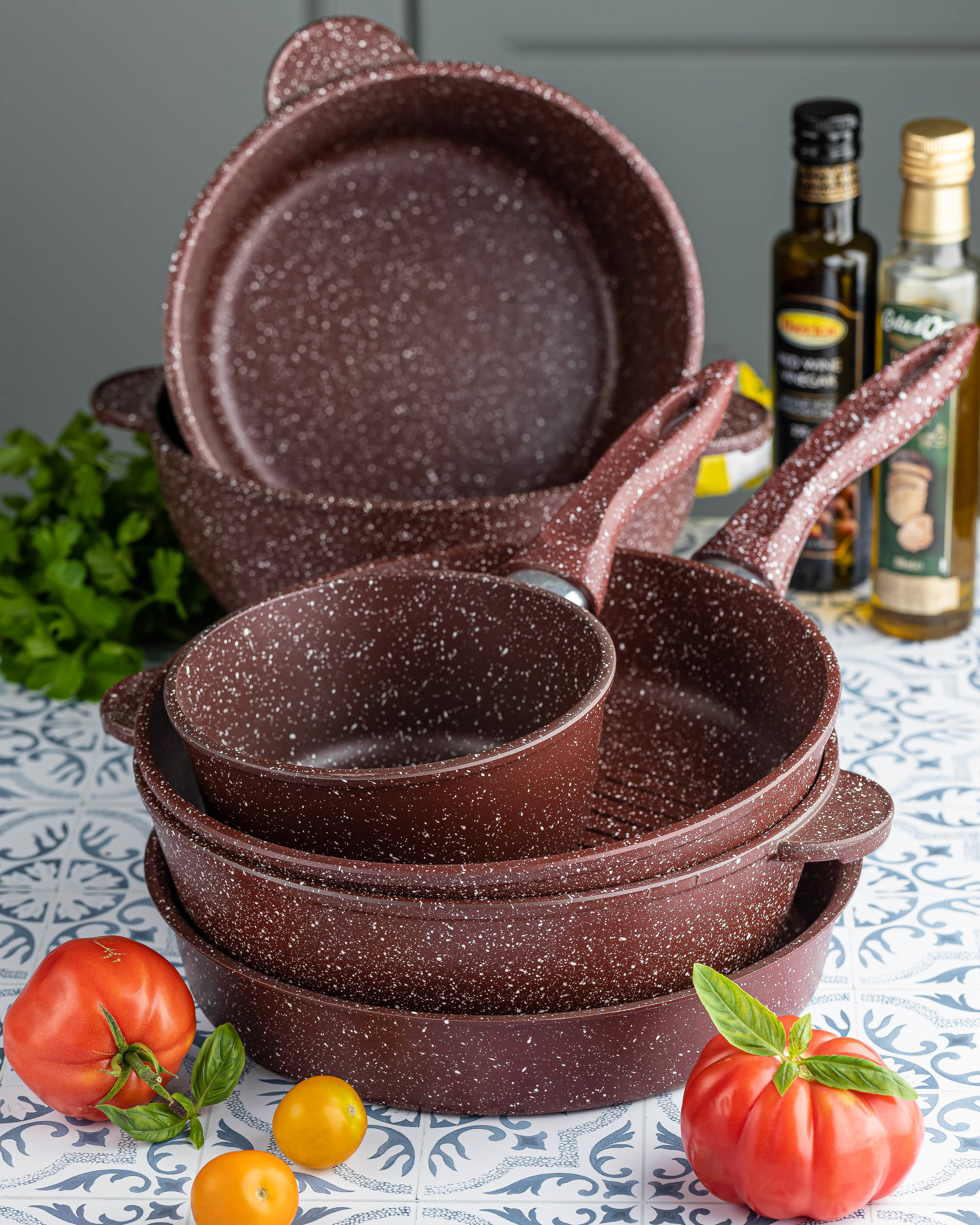 Рекламная съемка алюминиевых сковородок с антипригарным покрытием бордового цвета 