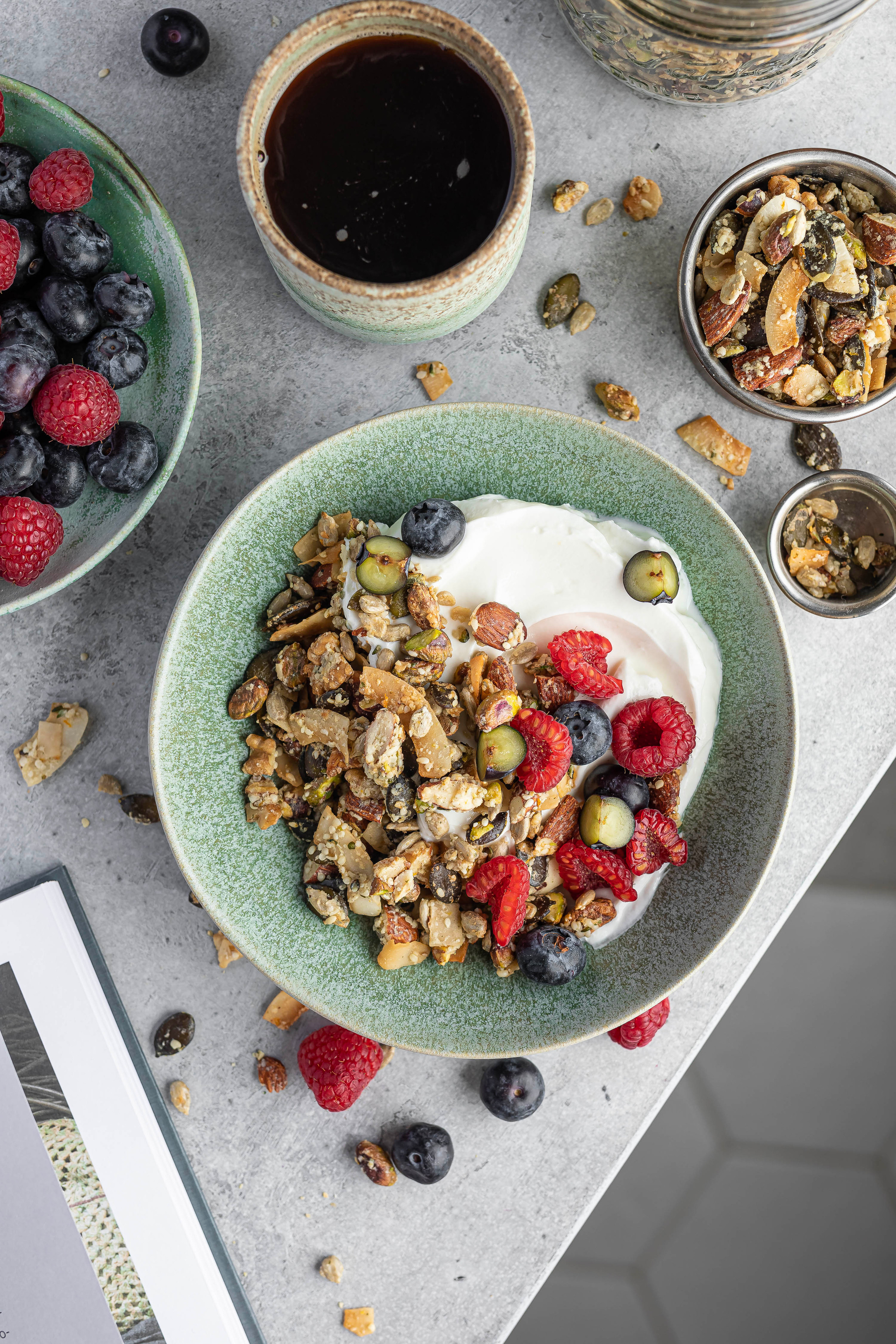 Домашняя ореховая кето гранола с натуральным йогуртом и свежими ягодами вкусный и полезный завтрак