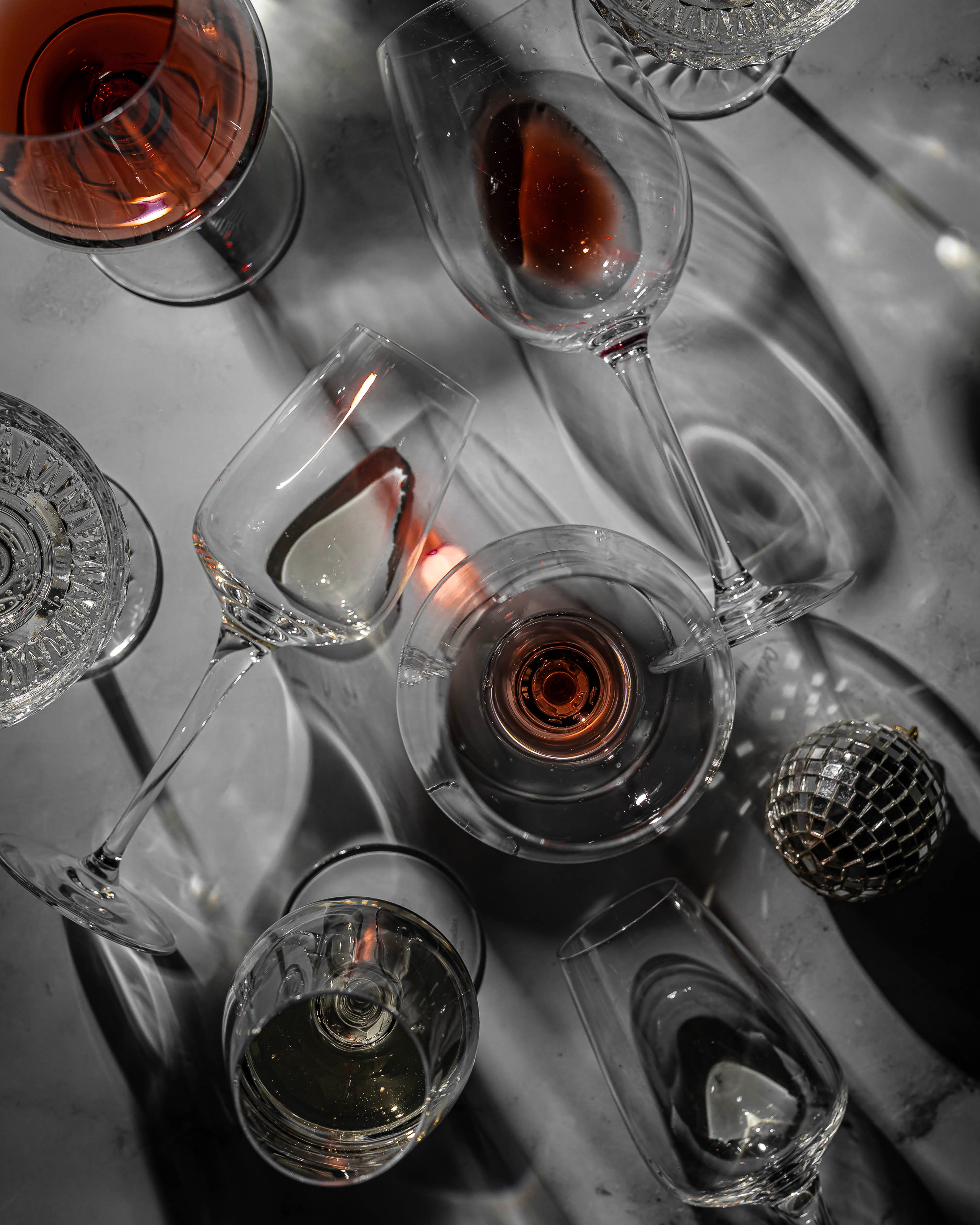 Каустика бокалы с вином атмосферная съемка для винного магазина, бара, сомелье
