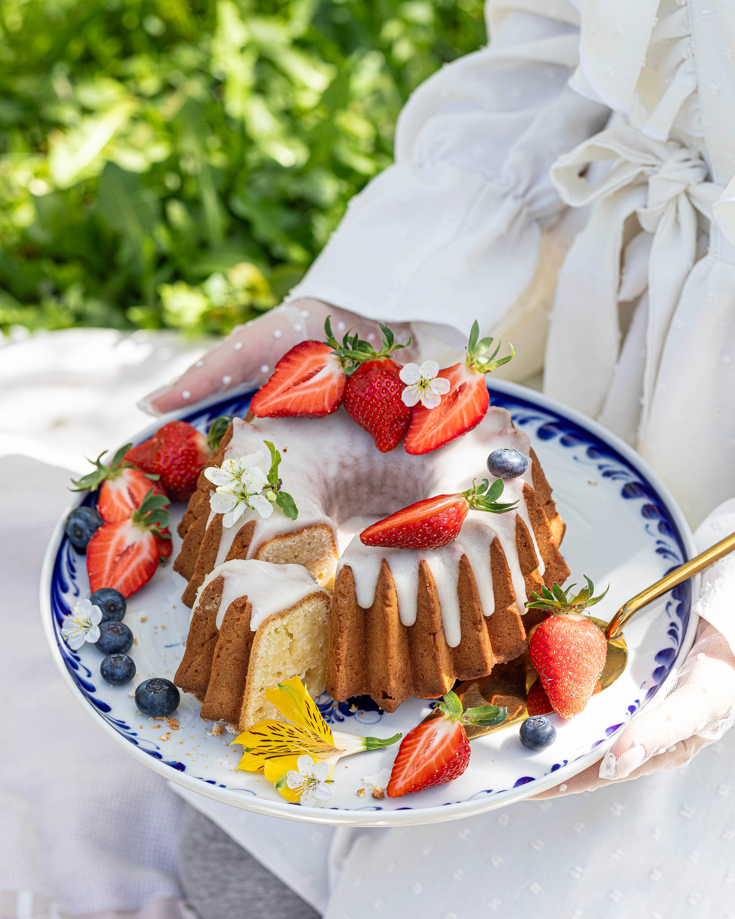 Фигурный лимонный кекс украшенный сахарной глазурью и свежей клубникой