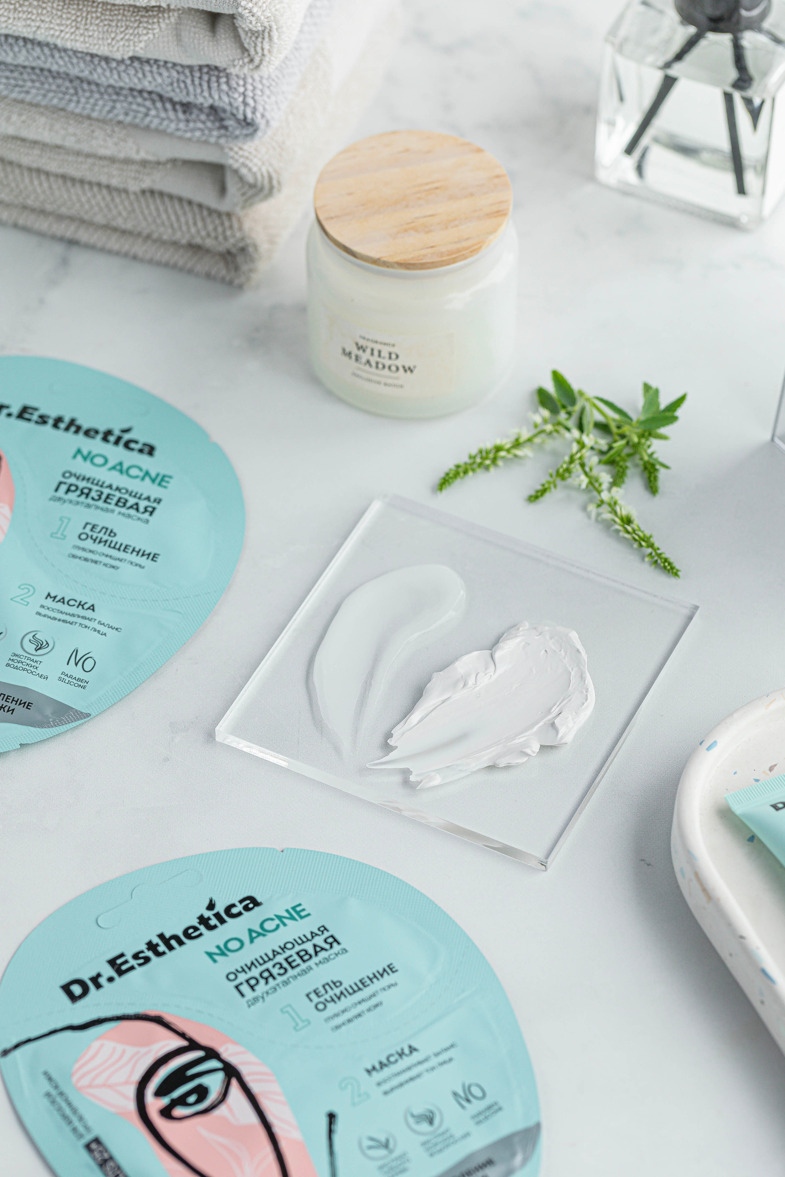 Свотч очищающей маски для лиана мраморном светлом фоне свежие цветы, данное полотенце эстетика