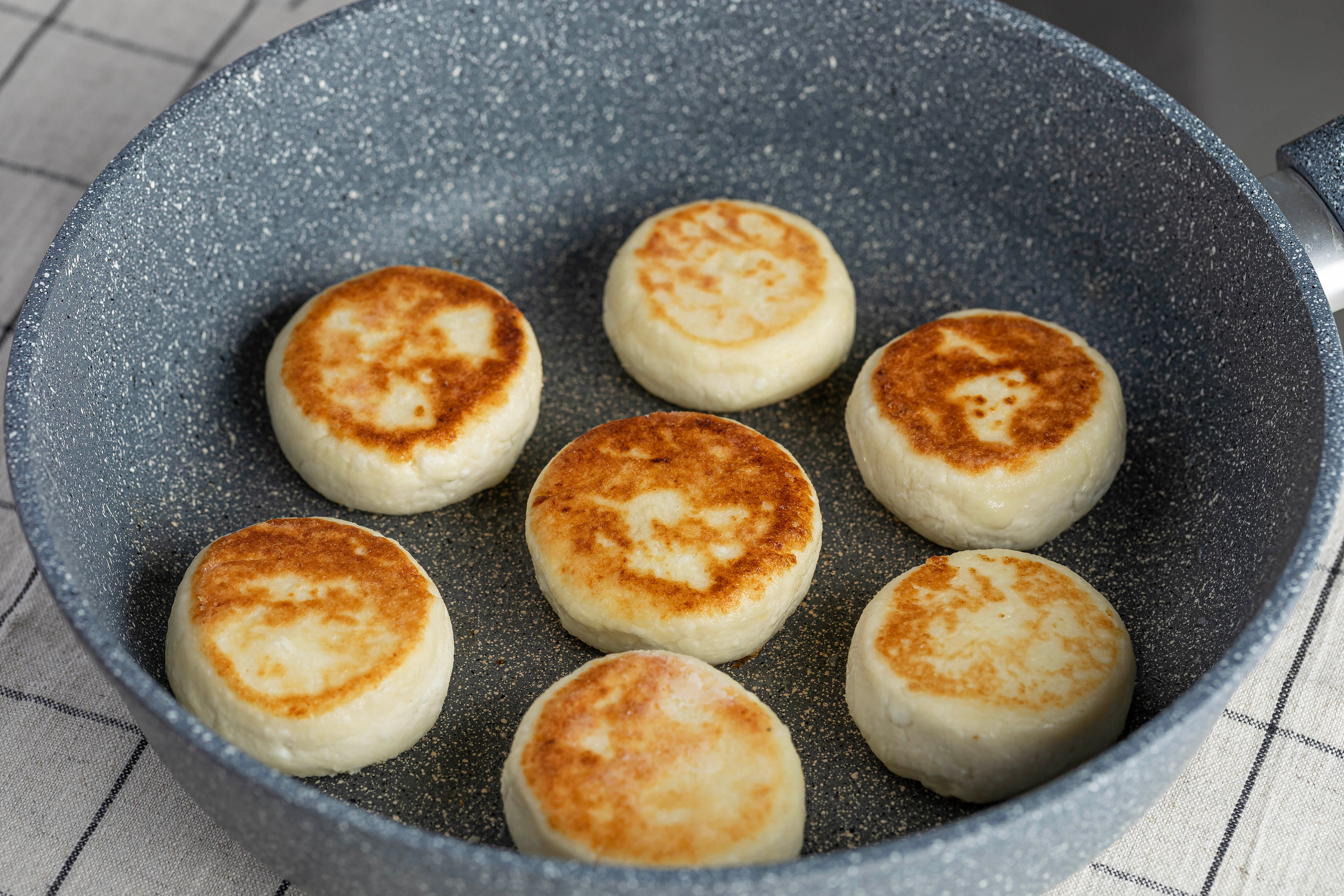 Домашние сырники с хрустящей золотистой корочкой обжаренные на растительном масле