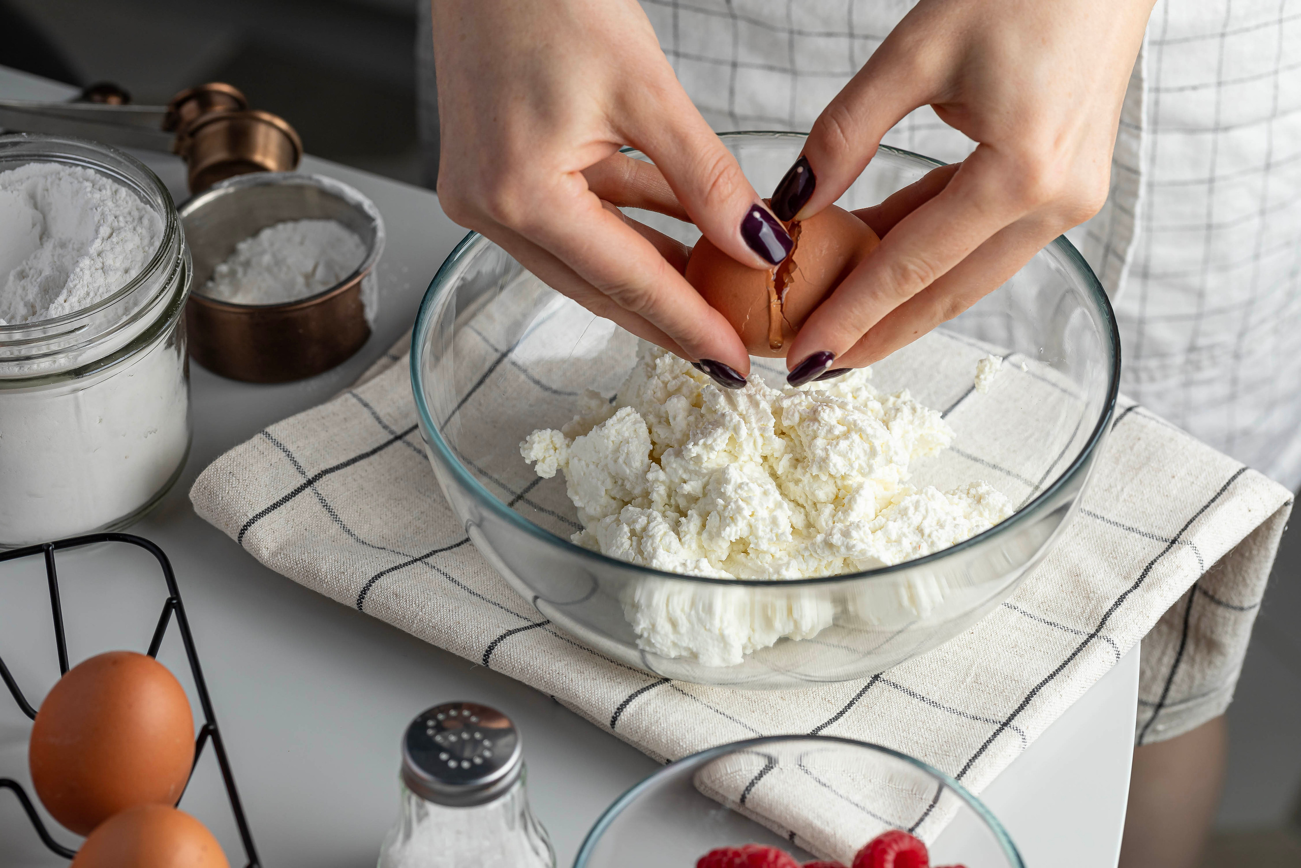 Пошаговая фото съемка кулинарного рецепта сырников с ванильным соусом и свежими ягодами