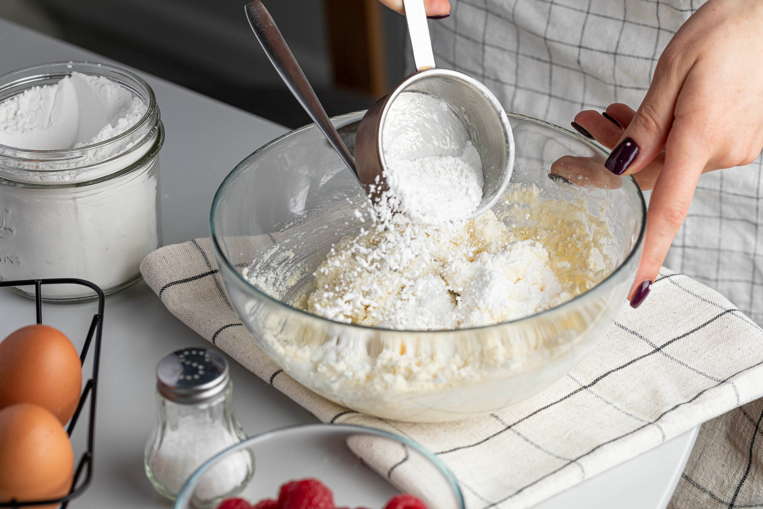 Кадры приготовления блюда с творогом на завтрак