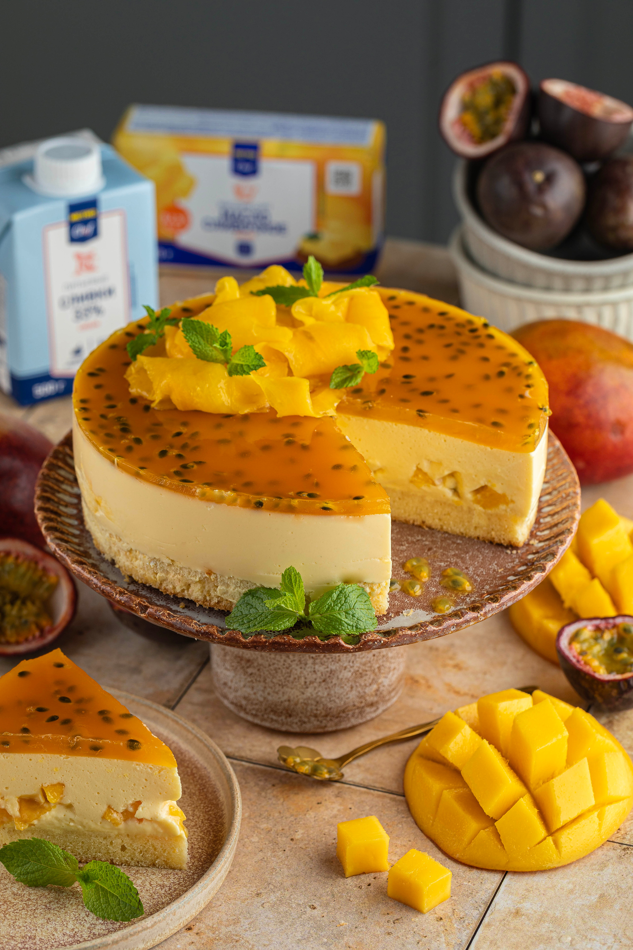 Домашний муссовый торт с манго и маракуей, украшенный желе и свежими фруктами