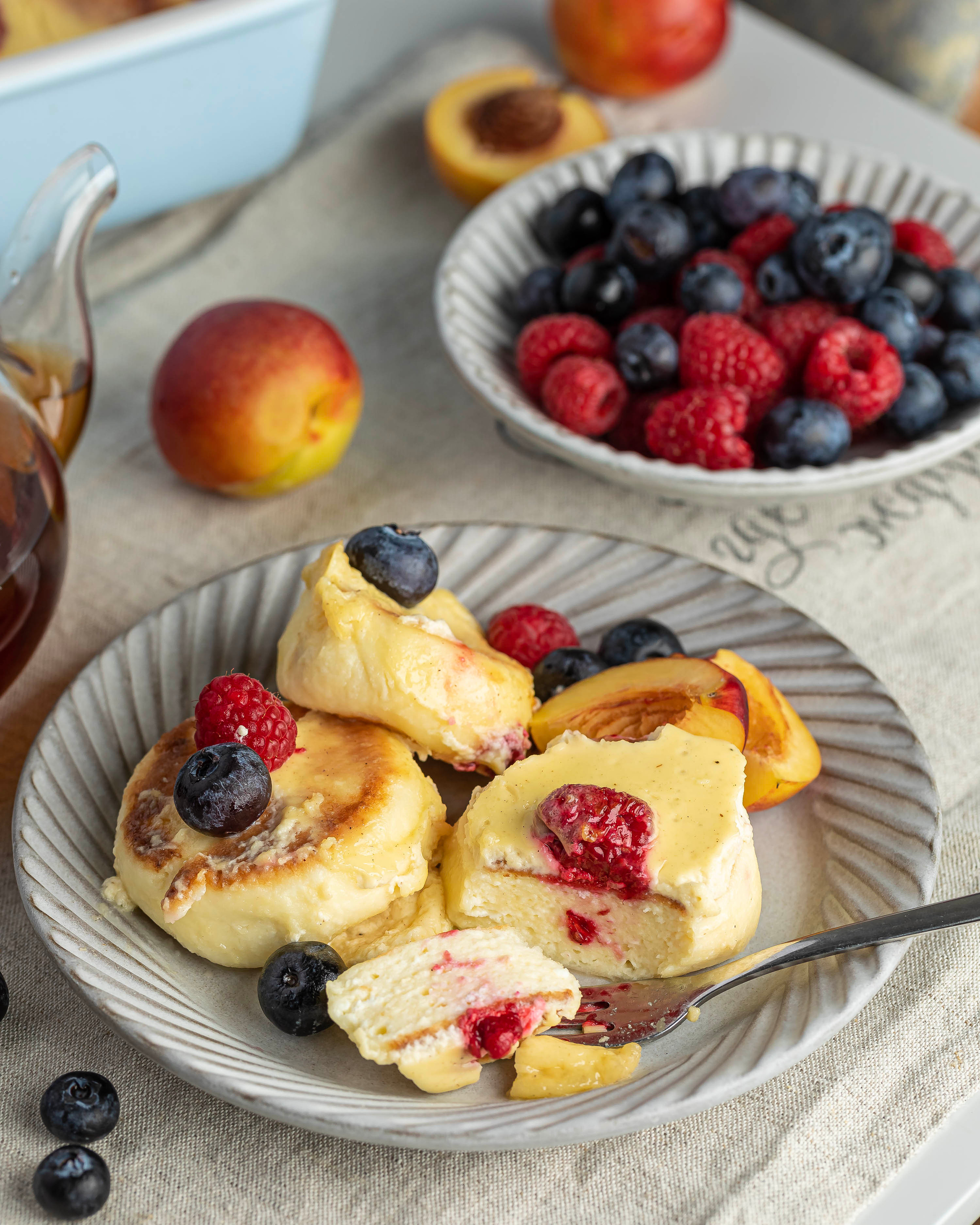 Сырники запеченные с ванильным соусом и свежими ягодами