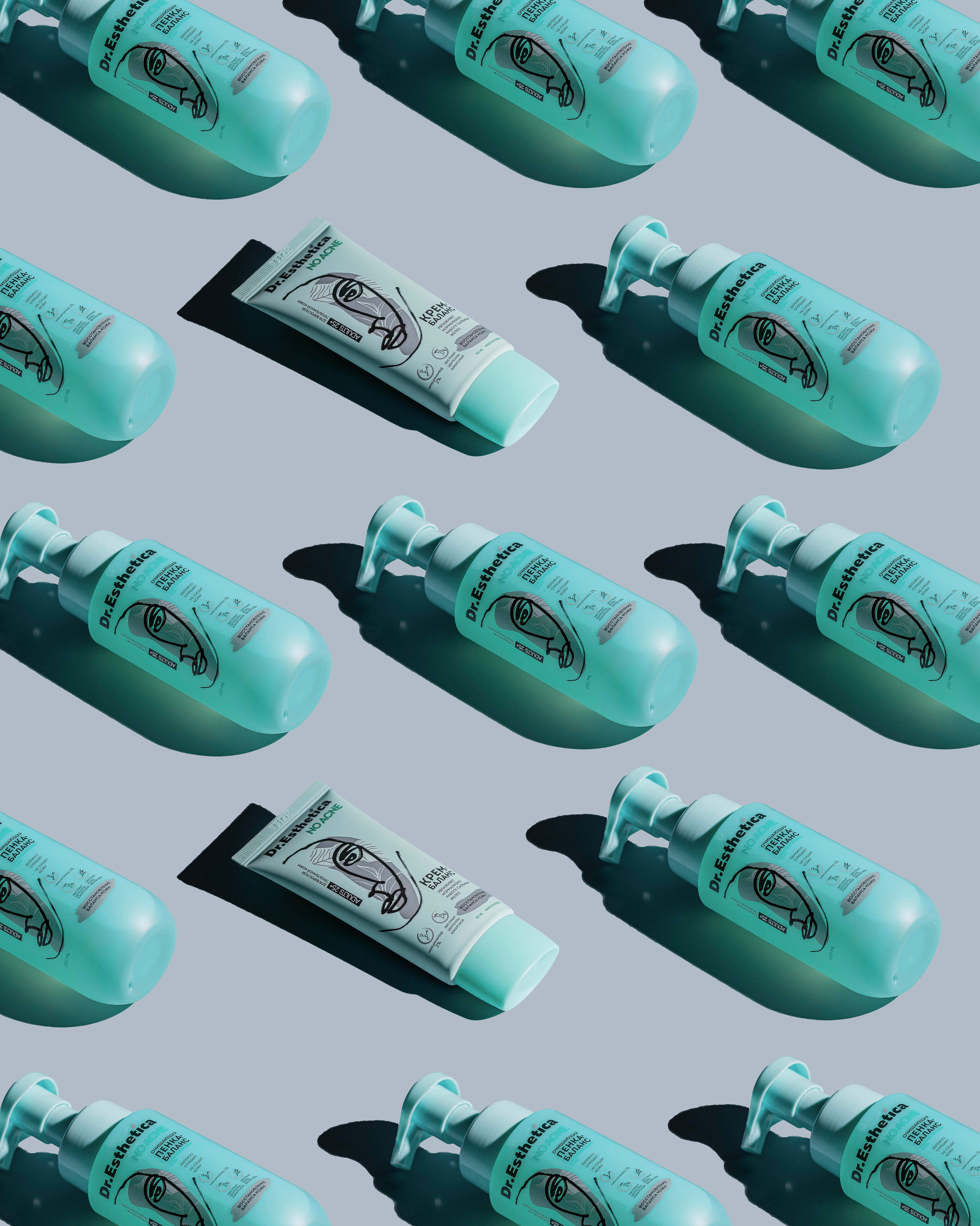 Паттерн косметики на ярком бирюзовом фоне тоник для лица,  пенка для лица 